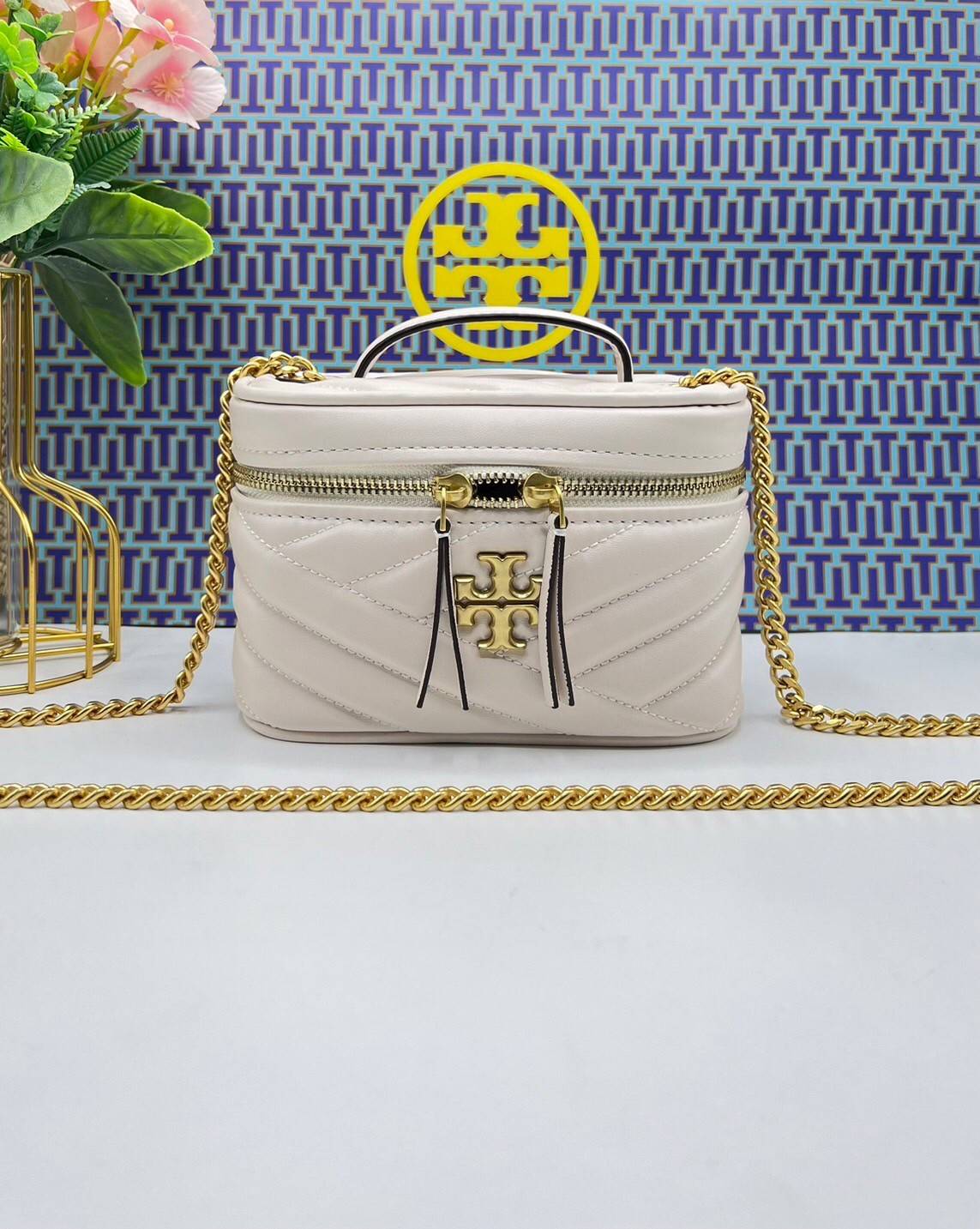 TORY BURCH Kira Chevron Mini Vanity Case Bag กระเป๋าถือ/สะพาย ใส่เครื่องสำอางค์ ใส่ของใช้จำเป็นได้ ทรงกล่องสวย ที่สามารถใช้เป็น everyday bag สะพายได้ทุกวัน