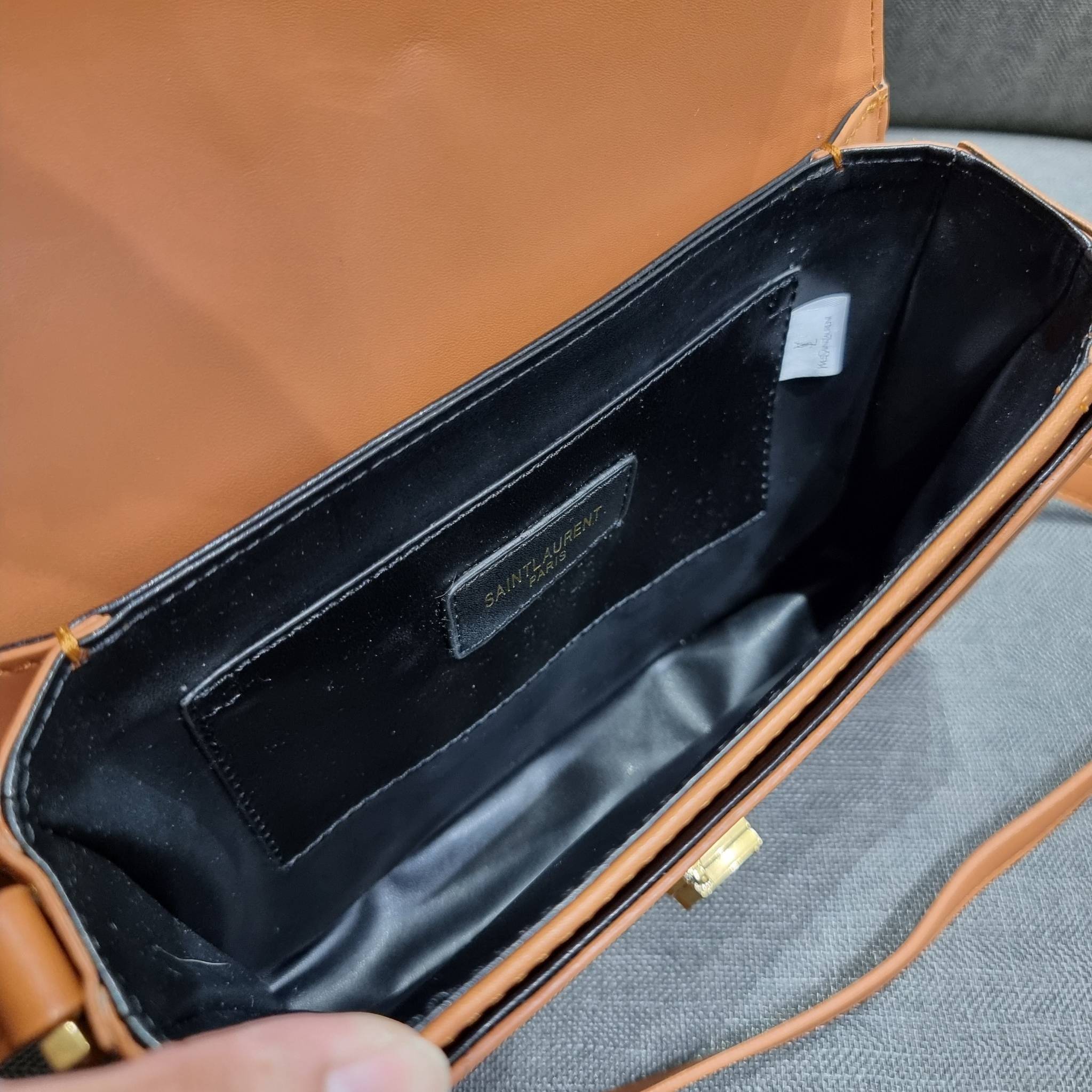 YSL SOLFERINO SATCHEL LEATHER / Yves Saint laurent crossbody bag กระเป๋าสะพายข้าง โลโก้โดดเด่น ดีเทลดูแพงด้วยตัวล็อค ใช้งานง่าย แน่นหนา วัสดุหนังแท้เต็มใบ ภายในเป็นช่องโล่ง ใส่ของสำคัญได้เลยสบายๆ สายสะพายครอส ปรับใช้ได้ตามตัว ใบจริงสวยคม ราคาสุดคุ้มพร้อม 