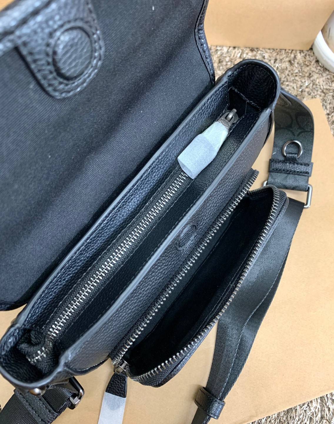 COACH SULLIVAN FLAP CROSSBODY IN SIGNATURE ((C9870)) ความเท๋ ความหล่อ ยกให้รุ่นนี้เลยค่าา พร้อมส่งก่อนใคร! ทรง สวยเก๋ กระเป๋าสะพายแบบครอสบอดี้ร์ของคุณผู้ชายเค้าเลยค่ะ หนังแท้2แบบสวยงาม น่าใช้มากๆ