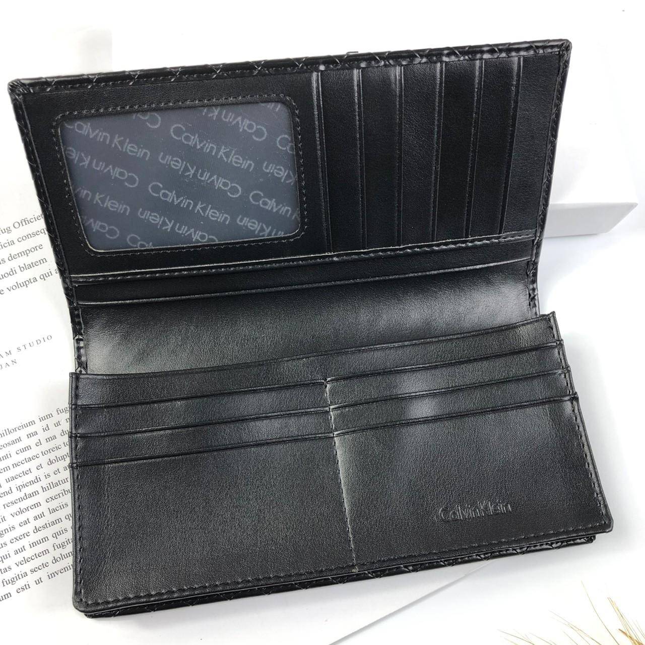 ของแท้ 💯% 】Calvin Klein Secretary with Interior Zipper กระเป๋าสตางค์ใบยาว ลายสานรอบใบ ภายในมีช่องใส่ธนบัตร ช่องใส่บัตรหลายช่อง และช่องซิปสำหรับใส่เหรียญ จะมอบเป็นของขวัญหรือใช้เองก็แนะนำเลยค่ะ