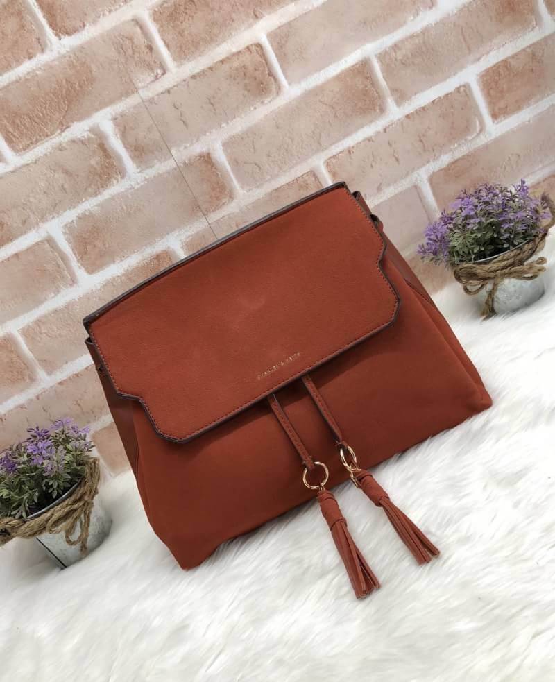 CHARLES & KEITH TASSEL DETAIL SLING BAG กระเป๋าสะพายทรงสวย ที่ฝาพับด้านหน้าแต่งหนังตัดกับหนังกลับสวยงาม สะพายได้ทั้งแบบเป้ และสะพายข้างก็เก๋ไปอีกแบบ มีโซ่เหล็กห่วงห้อยตุ้งติ้งน่ารัก จุของได้เยอะ พร้อมปั๊มโลโก้แบรนด์สีทองเด่น ภายในมีช่องแบ่งใหญ่ใส่ iPhone 