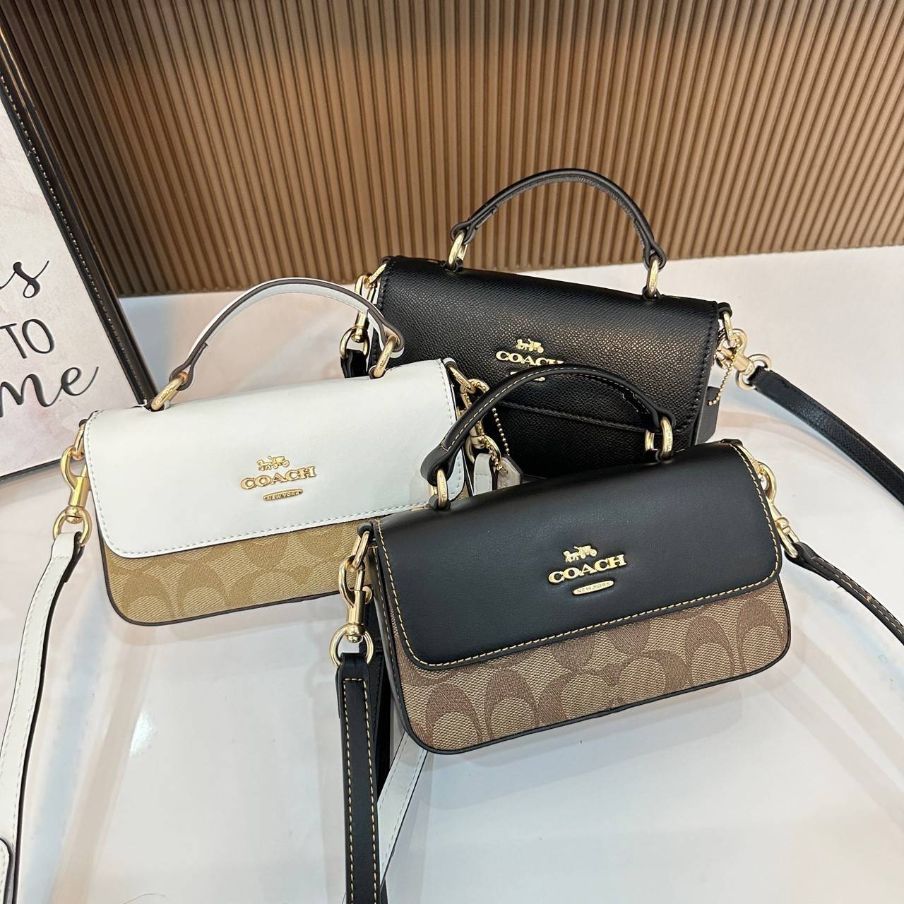 Coach Mini Josie Top Handle Crossbody In Blocked Signature Canvas (cc340) ใหม่ล่าสุด กระเป๋าสะพายหรือถือใบเล็กกระทัดรัด วัสดุหนังตัดขอบหนังแท้ ภายในช่องโล่งกว้างสามารถใส่โทรศัพท์ iPhonePro max ได้ มีช่องใส่บัตรเครดิต 2 ช่อง เปิดปิดด้วนกระดุมแป๊ก ซับในผ้า 