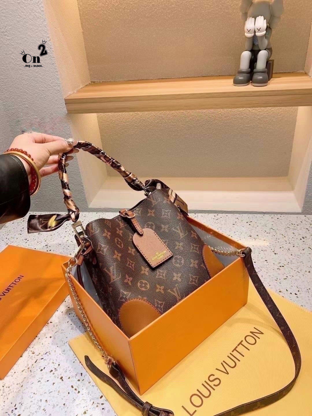 LV NeoNoe Monogram กระเป๋าสะพายทรงหรูหรา มีสไตล์ เป็นเอกลักษณ์ลงตัวสมบูรณ์แบบ จุของได้เยอะมาก ใบจริงสวยมากกกก ได้สวยก่อนใคร ต้องจัดแล้วจ้า พร้อมส่งความสวยที่นี่ ที่เดียว!!