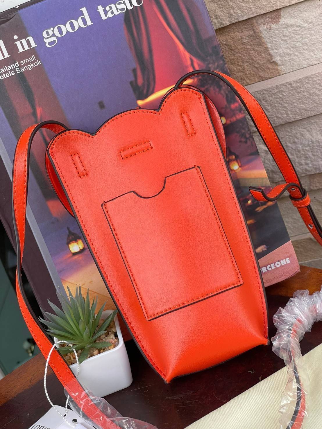 Loewe Leather Elephant Phone Holder แบรนด์หรูจากประเทศสเปนอย่าง โลเอเว่ (LOEWE) หลายๆคนคงนึกถึงกระเป๋ารูปทรงช้างขนาดเล็ก ที่เป็นเหมือนหนึ่งในซิกเนเจอร์ของแบรนด์ มีทั้งแบบสะพายข้าง แบบถือ รวมไปถึงในแบบเครื่องหนังชิ้นเล็กอย่างกระเป๋าใส่มือถือรุ่นนี้ ผลิตจาก