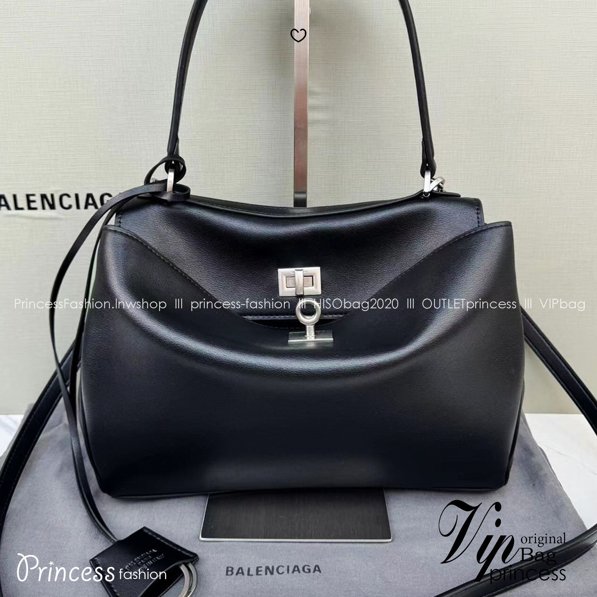 Balenciaga Rodeo Small Handbag in Black 25cm กระเป๋าสะพายหนังเรียบผิวสัมผัสนุ่มสบายผิว ดีไซน์เรียบหรูตามเอกลักษณ์ของแบรนด์ ภายในโล่งกว้าง จุของได้เยอะ ใบจริงน้องสวยน่าใช้มาก