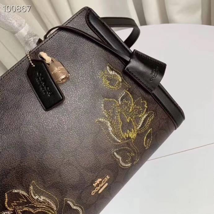 COACH ZOE CARRYALL IN SIGNATURE CANVAS เดอะเบสท์แห่งปี ต้องยกให้พี่คนสวยใบนี้เลย!! รุ่นที่สาวๆตามหา หายากอีกหนึ่ง กระเป๋าถือ/สะพายทรงสวย คลาสสิค ใบใหญ่จุคุ้ม มีดีเทลน่ารักๆที่แม่กุญแจ สามารถล็อคหัวซิปได้ กุญแจซ่อนในพวงหนังห้อยก็น่ารักไปอีก ภายในโล่งกว้าง 