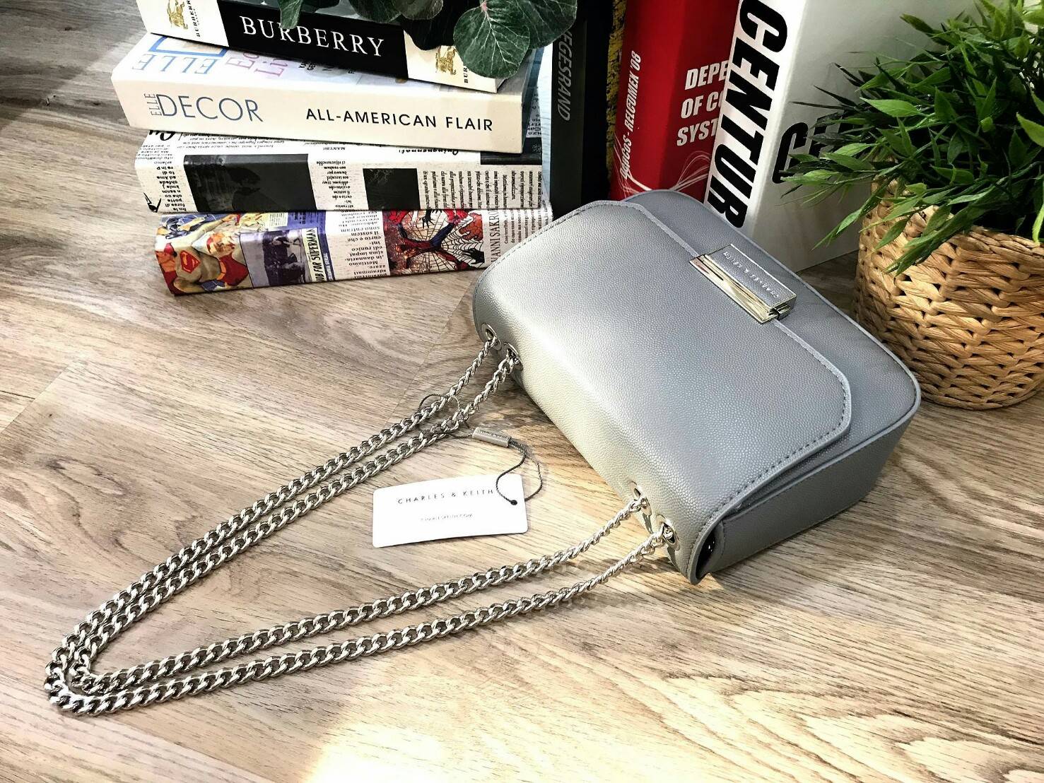 CHARLES & KEITH PUSH-LOCK CHAIN SLING BAG 2018 กระเป๋าสะพายวัสดุหนังคาเวียร์สวยอยู่ทรง ขนาดมินิกำลังดี น้ำหนักเบา เปิดปิดด้วยฝาปิดตัวล็อคปั๊มโลโก้ด้านหน้า ภายใน มีช่องซิป และช่องใส่บัตร มาพร้อมสายสะพายโซ่ยาวสามารถซ้อนสายสั้นสะพายไหล่ หรือสายยาว Crossbodyไ