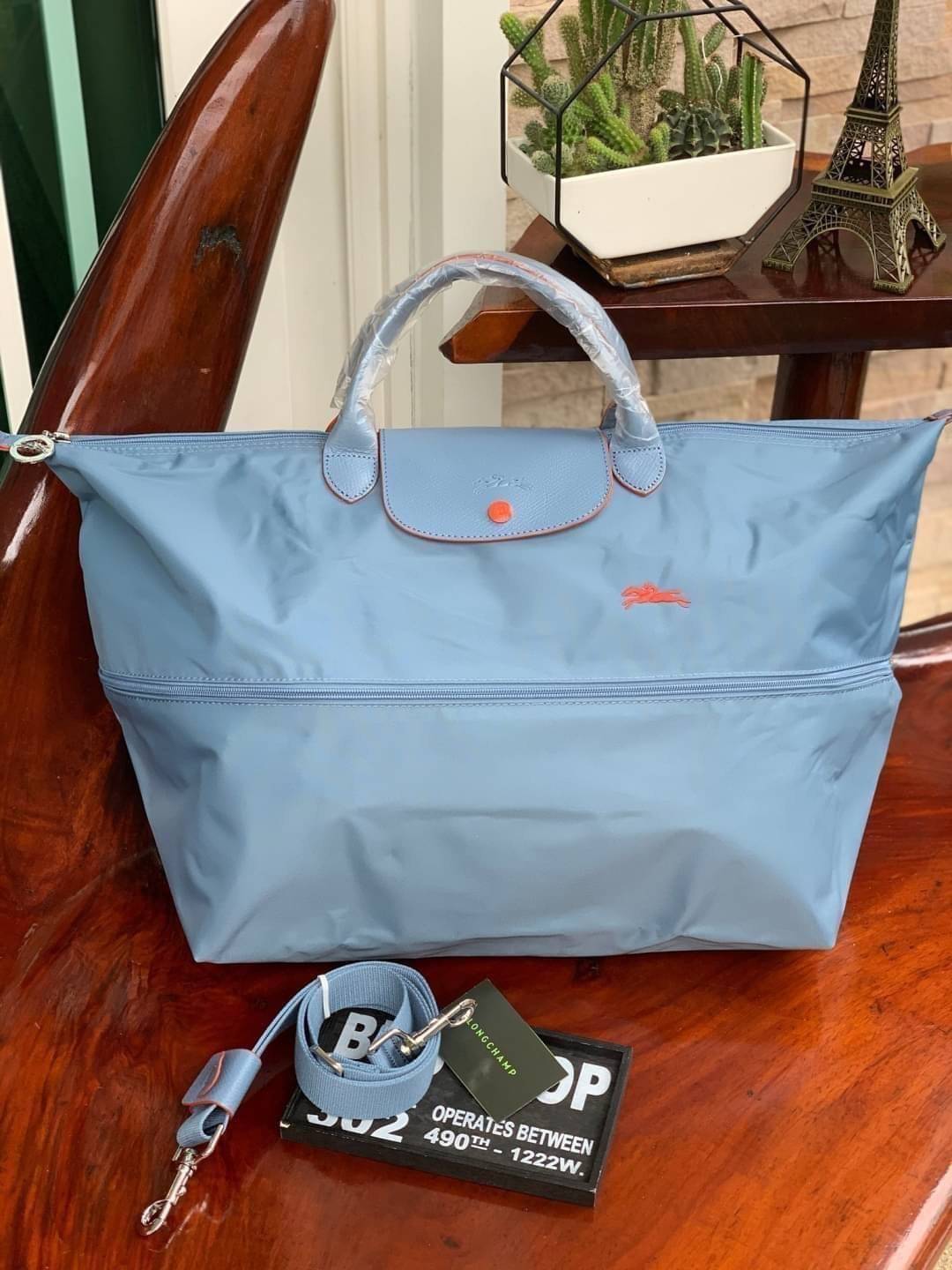 LONGCHAMP LE PLIAGE CLUB TRAVEL BAG กระเป๋าขนาดใหญ่สำหรับการเดินทาง เราเรียกที่นี้ว่า travelling bag รุ่นคลาสสิค มาพร้อมสายสะพายยาวที่ปรับและถอดออกได้ ความพิเศษของรุ่นนี้ที่ครองใจนักเดินทางทั่วโลก คือซิปรอบตรงกลางตัวกระเป๋า สามารถเปิดซิปเพื่อขยายขนาดและพั
