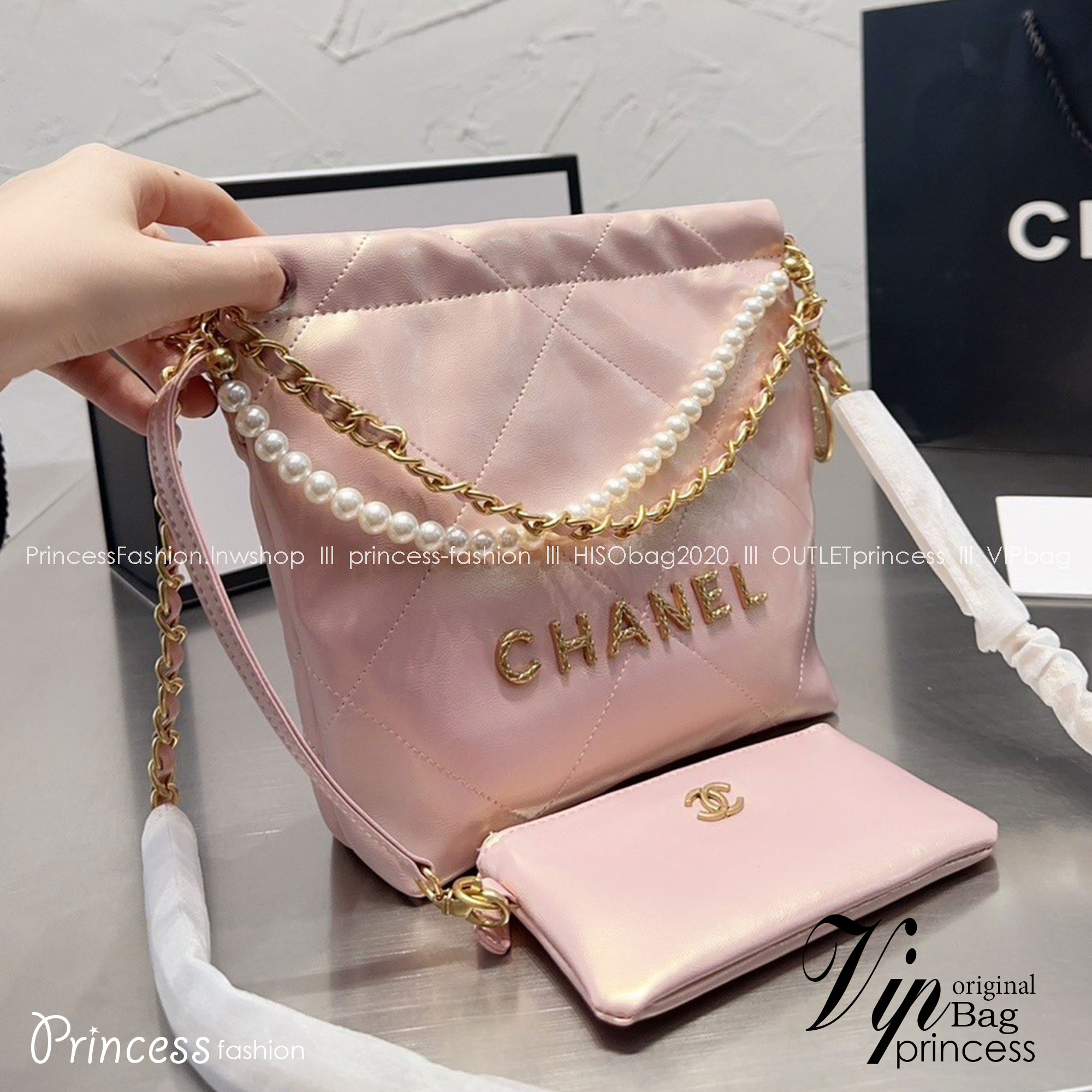 Chanel 22 mini bag with pearls 8" / Chanel Bag พร้อมส่ง กระเป๋าสะพาย สายโซ่อะไหล่ทองพร้อมสายมุกสวยหรู ทรงยอดฮิตในปี 2023 หิ้วหรือคล้องไหล่ได้ มาพร้อมกล่อง อปก ครบเซ็ท รอบนี้จัดราคาพิเศษสุดคุ้มค่ะ ใช้งานต่างประเทศได้ ภาพถ่ายจากงานขายจริง