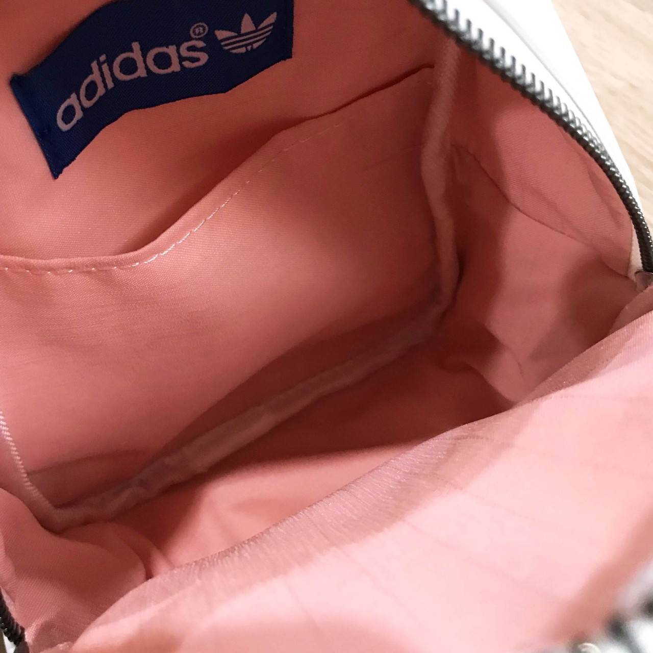ADIDAS 2WAY MINI BACKPACK กระเป๋าเป้หรือสะพายหนังเรียบสไตล์ Sport ขนาดมินิ น้ำหนักเบา ด้านหน้ามีโล้โก้และช่องซิป เปิดปิดด้วยซิปสะดวกใช้ หัวซิปแบรนด์ ภายในมีช่องใส่ของ หูจับถนัดมือ สายสะพายปรับได้ freesize สามารถสะพายเป็นเป้ หรือกระเป๋าสะพาย Crossbody ได้2