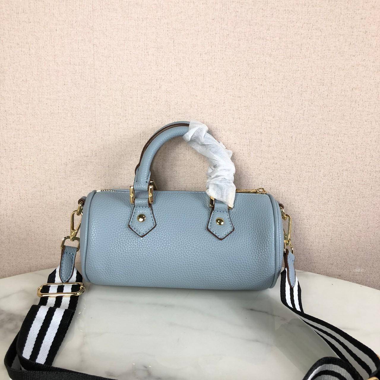 กระเป๋าถือ หรือสะพาย TORY BURCH เปิด - ปิดกระเป๋าด้วยซิป ด้านในมีช่องใส่ของ 1 ช่อง มาพร้อมสายสะพายยาว สามารถถอดและปรับได้ Free Size ค่ะ