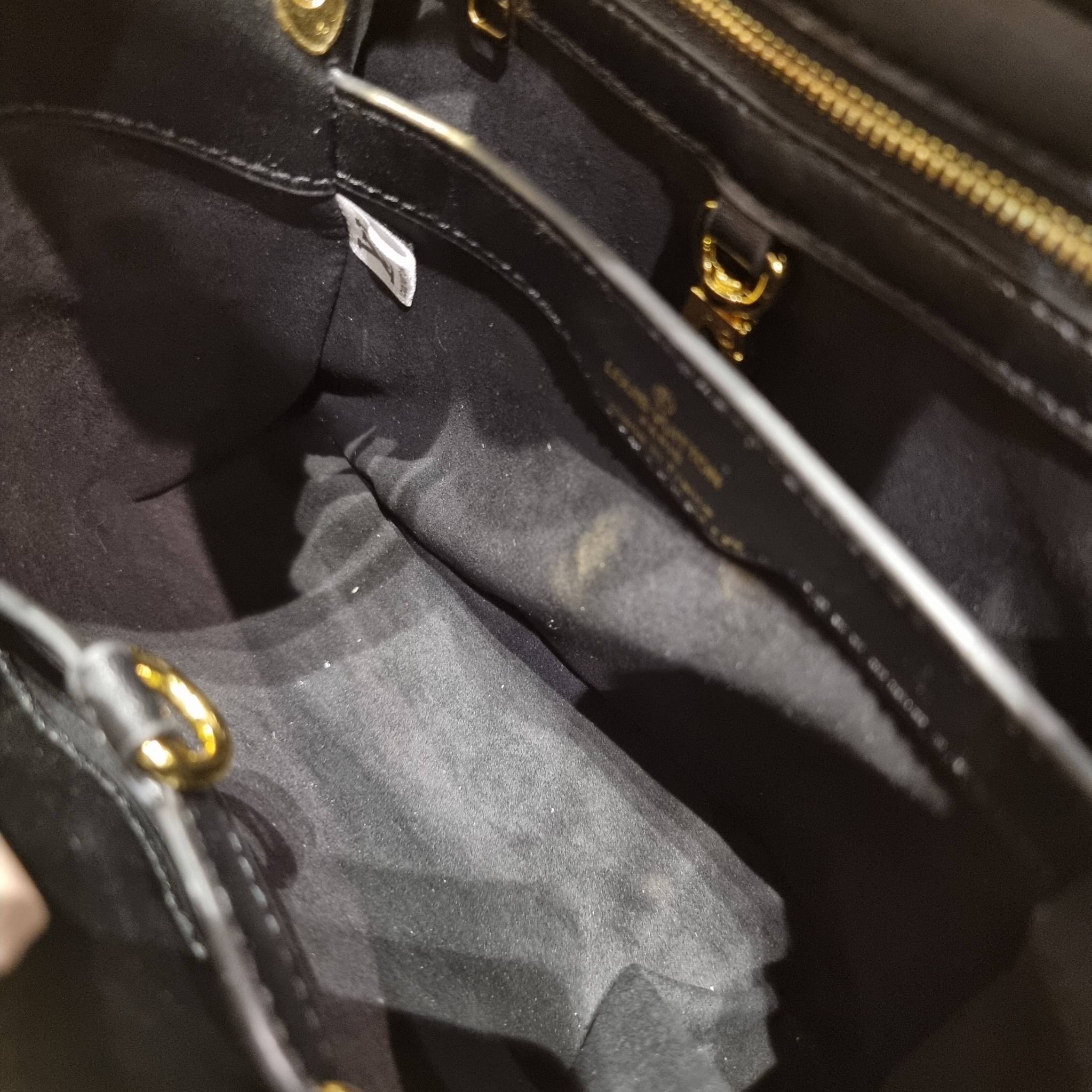 LV capucines top handle วีไอพีพรีเมี่ยมกิ๊ฟจากเคาน์เตอร์ ที่สุดของความสวยในราคาเบาๆ กระเป๋าถือสุดหรู ดีไซน์ทรงคลาสสิค พร้อมลวดลายหรูหรา มาพร้อมหูจับในตัว ด้วยรูปทรงวินเทจและวัสดุหนังแท้ ขับผิว ทำให้ไอเท็มนี้สะกดทุกสายตาจริงๆ และยังมีลูกเล่นที่ฝาปิดกระเป๋า