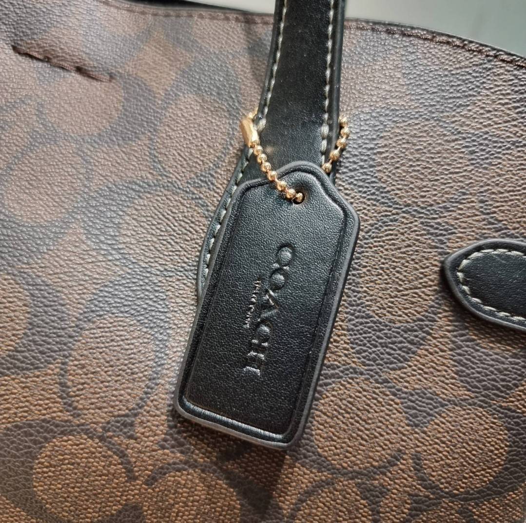 COACH HANNA CARRYALL IN SIGNATURE CANVAS / CH187 / CH195 / CH542 น้องใหม่ เรียบหรู ดูแพง กับกระเป๋าถือ/สะพายทรงสวย คงความคลาสสิค ดีไซน์ตกแต่งสายคาดจับจีบข้างกระเป๋าเพิ่มดีเทล มาพร้อมหูจับในตัว