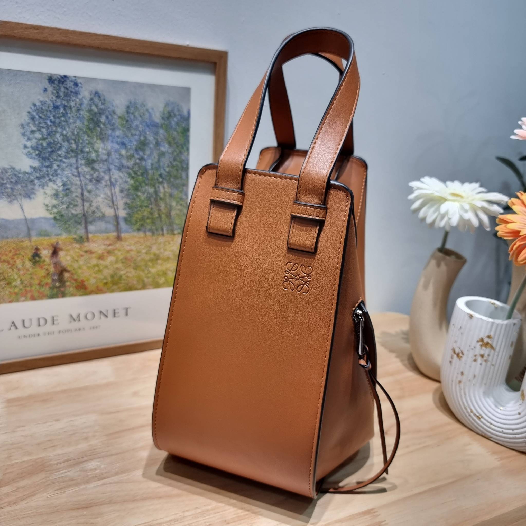 LOEWE SMALL HAMMOCK IN CLASSIC CALFSKIN พร้อมส่ง กระเป๋าสะพายดีไซส์เก๋ สามารถปรับเปลี่ยนรูปทรงได้หลากหลาย มีลูกเล่นทำให้ใช้ได้ไม่มีเบื่อ