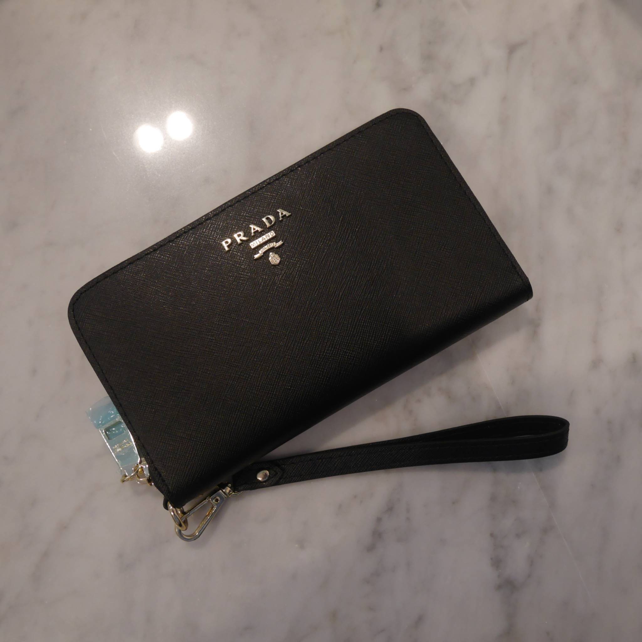 New arrival ! รุ่นที่รอคอย เข้าแล้วค้า กับ Prada Wallet Saffiano กระเป๋าสตางค์ซิปรอบ รับทรัพย์ **พร้อมสายคล้องมือ เปิดปิดด้วยซิป อะไหล่ทอง ปั้มแบรนด์ ทั้งใบ **จุดเด่น มีช่องใส่มือถือ ได้ถึง iphone7+ ใส่บัตรได้หลายช่อง ด้านในมีช่องซิปแยกอีก1ช่อง แถมยังมี ช