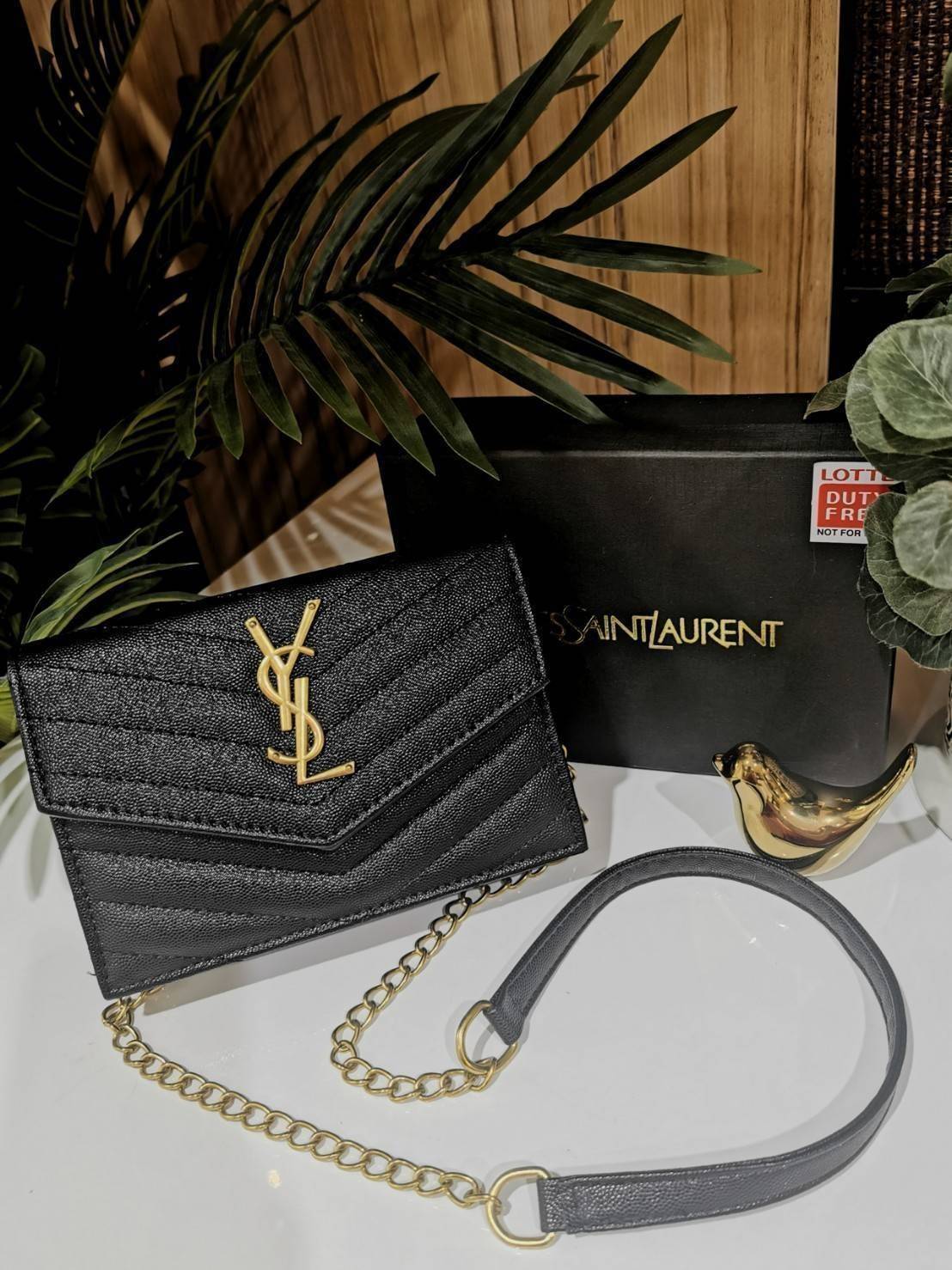 VIP 】YVES SAINT LAURENT YSL BAG VIP GIFT WITH PURCHASE GWP พรีเมี่ยมกิ้ฟ Limited จาก YSL DUTY FREE COUNTER ดีไซน์ทรงสี่เหลี่ยมหนังคาร์เวียขึ้นลายริ้วสวยอยู่ทรงเปิดปิดด้วยฝาปิด Envelop กระดุมแม่เหล็กด้านหน้าประดับโลโก้แบรนด์อะไหล่ทอง ภายในโล่งสามารถใส่มือถ