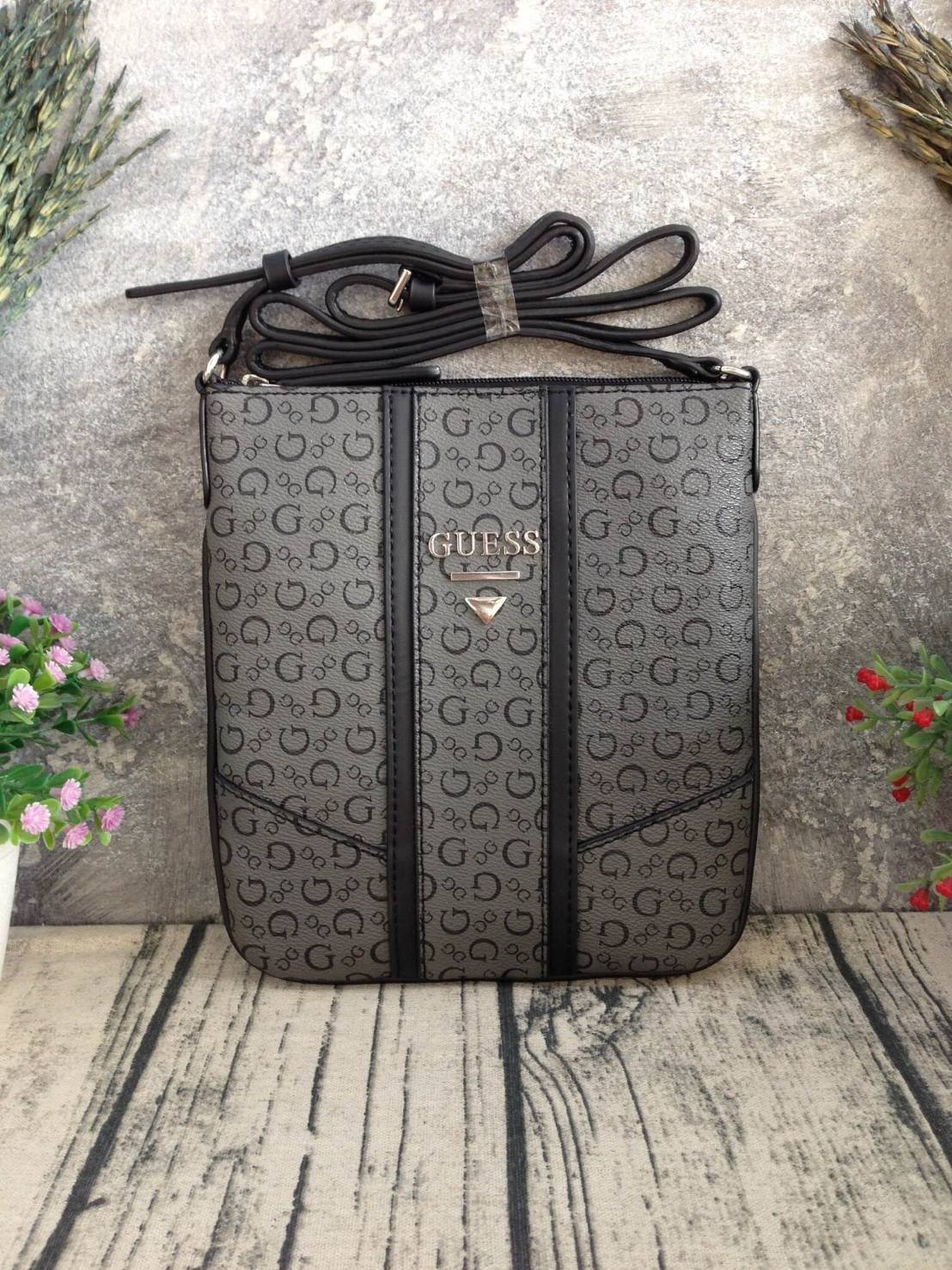 GUESS CROSSBODY กระเป๋าสะพายข้าง ผู้หญิงหรือผู้ชาย สามารถใช้ได้ค่ะ วัสดุหนังแกะสังเคราะห์พิมพ์ลายแบรนด์ ด้านหน้าประดับโลโก้แบรนด์มีเงิน เปิดปิดด้วยซิป น้ำหนักเบา ด้านในบุผ้าพิมพ์ลายเฉพาะของแบรนด์ มีช่องซิปด้านในอีก 1 ช่องค่ะ