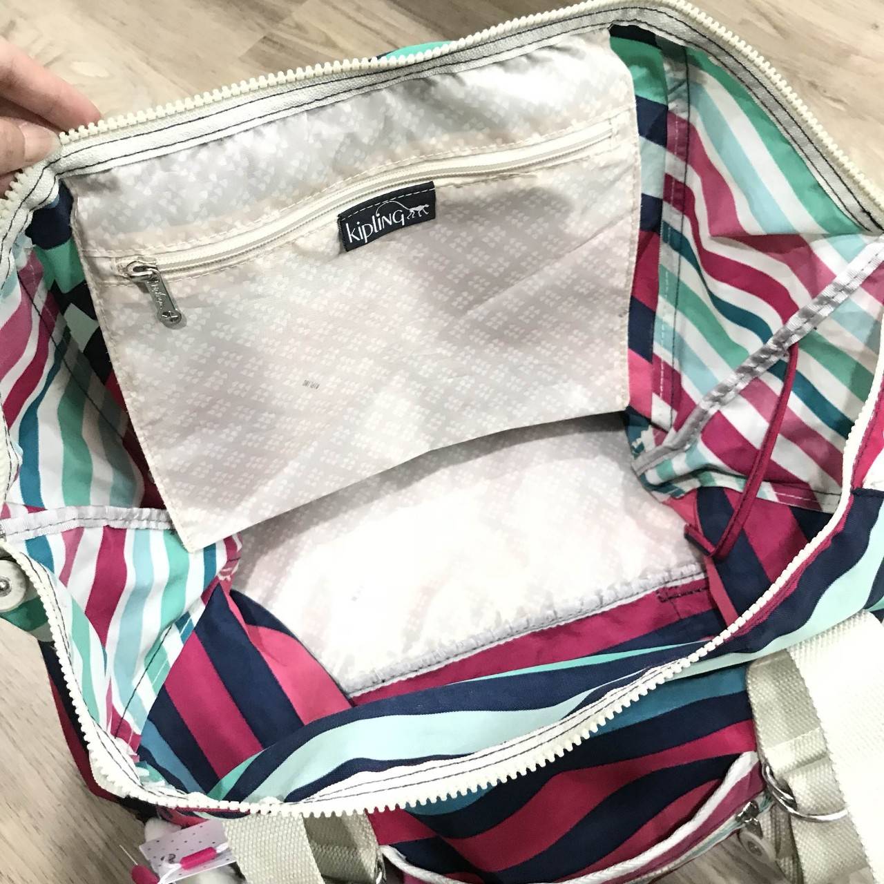 NEW ARRIVAL! KIPLING ART (LARGE) TOTE BAG 2018 กระเป๋าถือหรือสะพายรุ่นใหม่ใบใหญ่จุใจสาวๆที่สัมภาระเยอะ วัสดุ Nylon+Polyester 100% น้ำหนักเบา โดดเด่นที่สามารถรูดซิปมุมกระเป๋าเปลี่ยนทรงได้ไม่จำเจ มีหูหิ้วสะพายไหล่ได้ มือจับหูหิ้วเป็นหนังปั้มโลโก้ พวงกุญเเจล