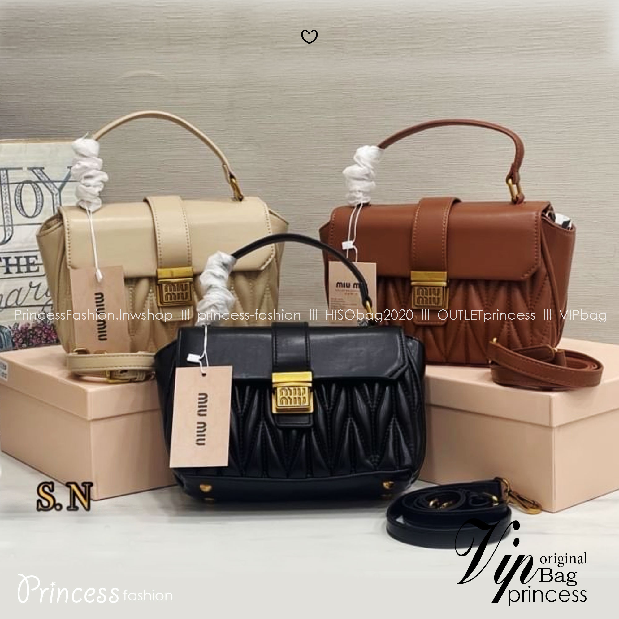 MIU MIU Matelesse Leather Crossbody bag กระเป๋าถือทรงมินิโท้ท พร้อมหูจับใช้งานง่าย และสายสะพายสุดชิค ปรับใช้ได้ตามสไตล์ความชอบได้เลย ดีไซน์เพิ่มดีเทล ด้วยการเดินด้ายเป็นเอกลักษณ์