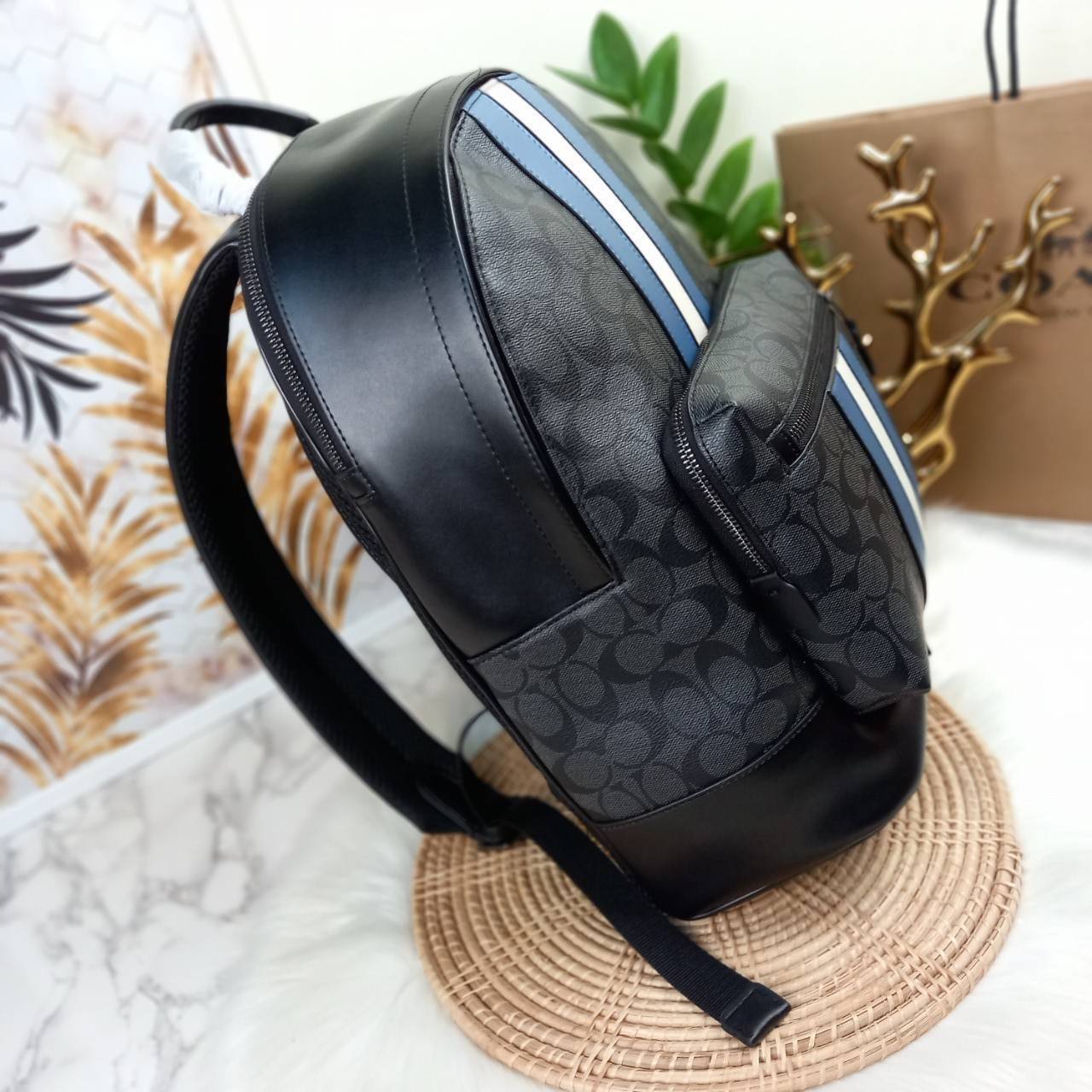 COACH WEST BACKPACK IN SIGNATURE CANVAS WITH VARSITY STRIPE (COACH 3001)😎กระเป๋าเป้ กระเป๋าสะพาย รุ่นหายาก ที่มีมาไม่บ่อย// วัสดุแคนวาส ผสมหนังแท้ หนังนิ่ม ทรงสวย จุของได้เยอะ ลาย SIGNATURE โดดเด่น ดูดีม๊าก!!// มีช่องหลัก แยกเป็น 2 ช่อง สามารถแยกเ