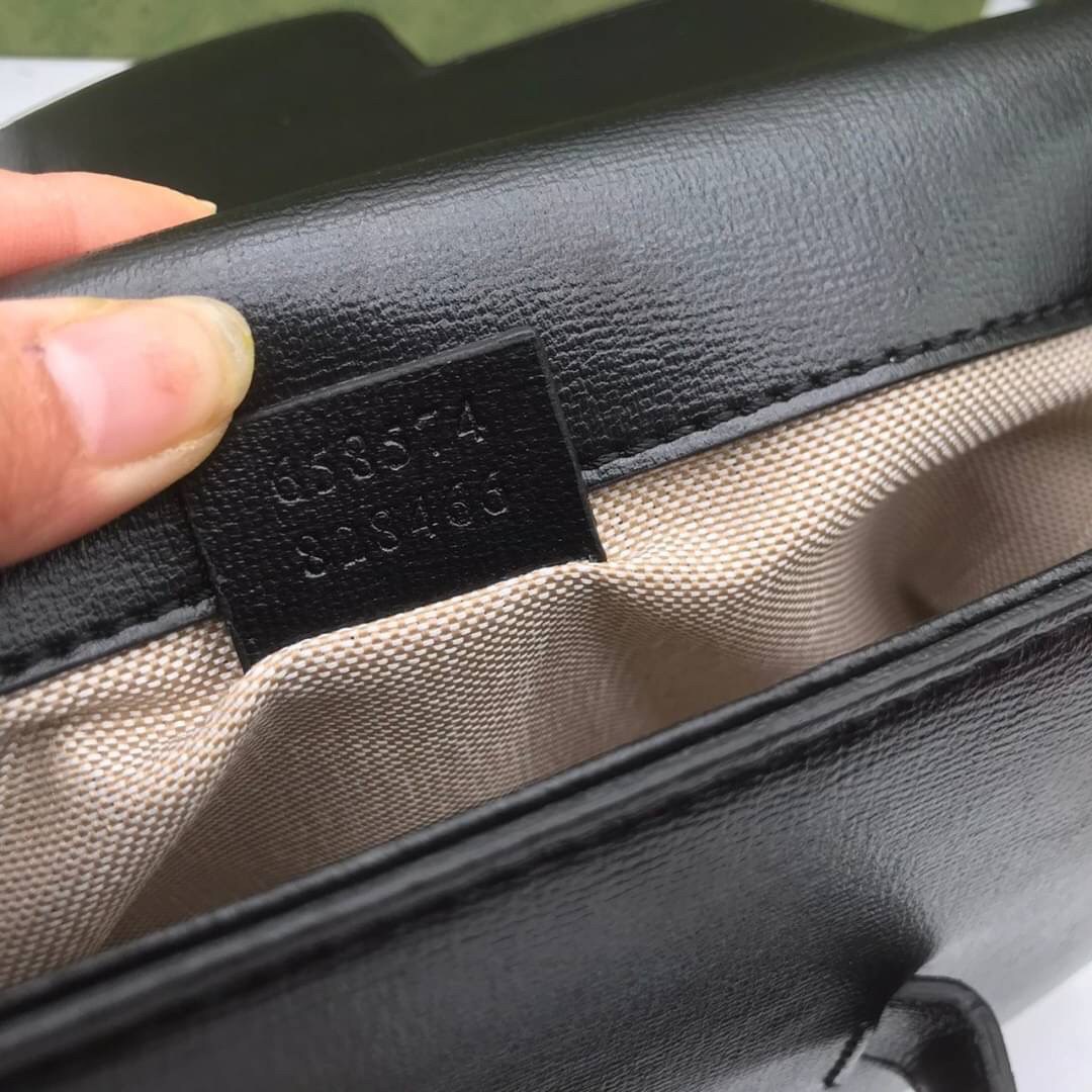 VIP GIFT 】หนังแท้ GUCCI Gucci Horsebit 1955 mini bag ที่สุดของรุ่นที่ฮอตหนักมาก คอลเลคชั่นที่ยอดขายดีตั้งแต่วันแรกที่ลง shop ด้วยรูปทรงที่กะทัดรัด ตอบโจทย์ได้ทุกลุค ทุกไลฟ์สไตล์ ใช้งานได้ง่ายคล่องตัว เรียกได้ว่าใครไม่มีได้ยังไง สวยขนาดนี้!!