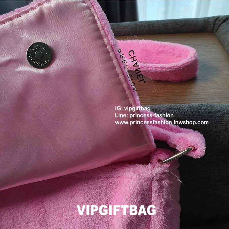 ชมพู MUST HAVE ITEM 2019 !! รุ่นยอดฮิตของ **วัยรุ่นสายสตรีท ทั่วโลก จากงาน CHANEL VIP GIFT **ของแท้100% **มีป้ายNOTFORSALE เป็นกระเป๋า ใบสวยรุ่นหายาก ขนาดกำลังดี ใช้ได้ทั้งหญิงชายเลยค่ะ ขนเฟอร์นิ่มมากกก เก็บของอย่างดี น้ำหนักเบา ด้านในมีช่องใส่ของจุกจิก M