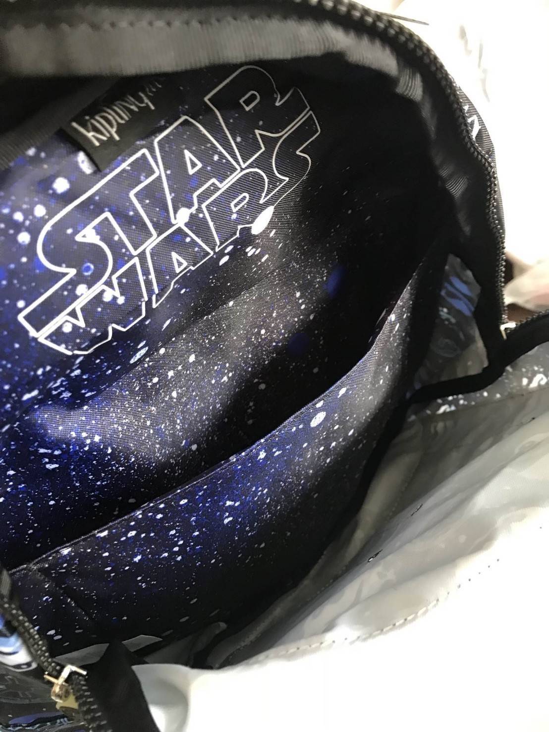 Kipling Seoul Go Star Wars Small Printed Backpack Limited edition กระเป๋าเป้ Collection Star wars สกรีนลาย star wars ทั้งภายนอก และภายใน ด้านหน้า มีช่องซิปด้านข้างมีช่องเล็กซ้ายขวา ภายในกว้างจุได้เยอะ แบ่งช่องเป็นสัดส่วน มาพร้อมพวงกุญแจลิง มบนี้จะใช้ไปเรี