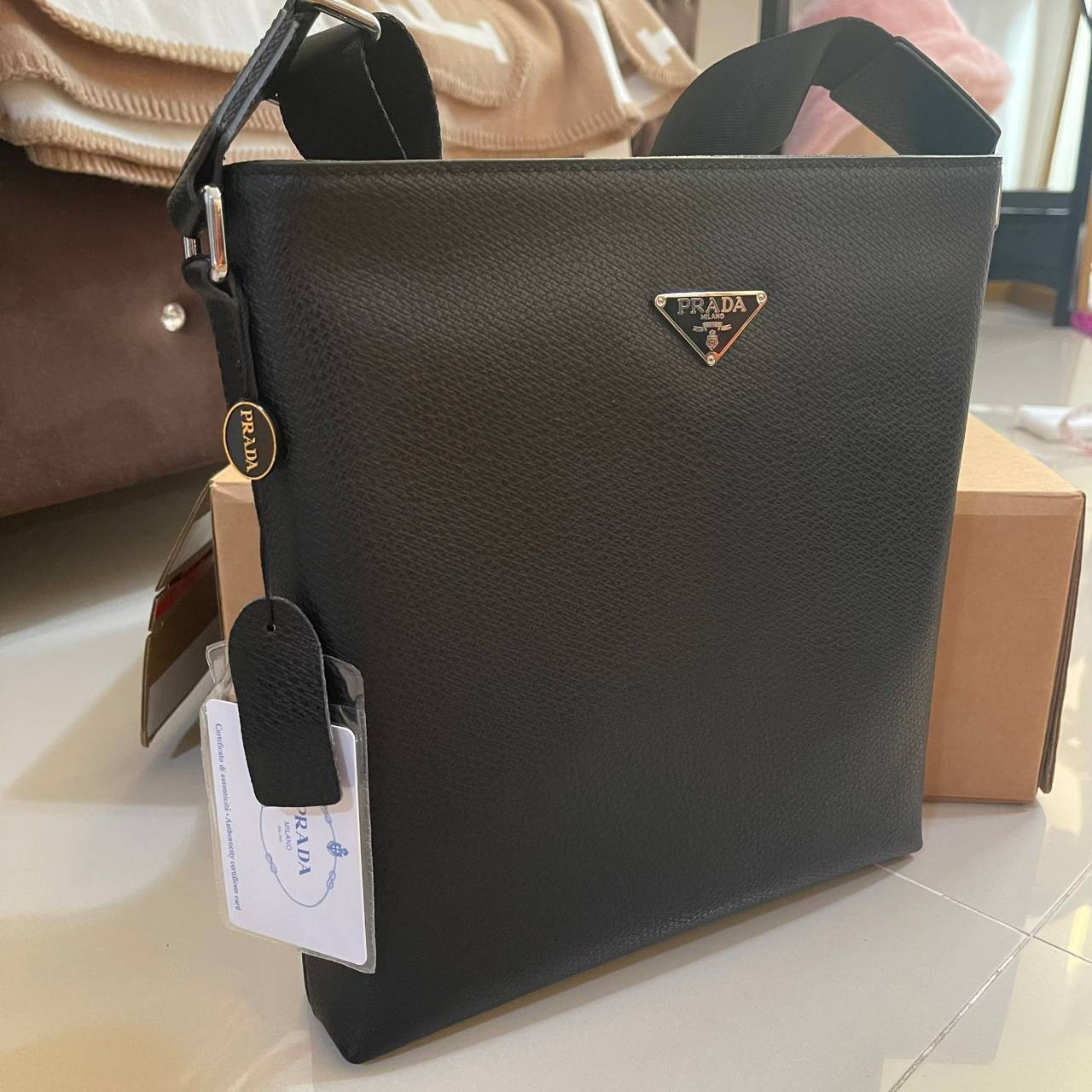 หนังแท้ PRADA SAFFIANO MAN BAG รุ่นตามหา Rare item!! กระเป๋าสะพายข้างคุณผู้ชาย งานสวยมาก เป็นหนังแท้ทั้งใบ ใส่ ipad ได้ จุของได้เยอะพอสมควรเลยค่ะ งานเรียบแต่หรูสุดๆ คุณภาพเกินราคาจริงๆ ค่าา