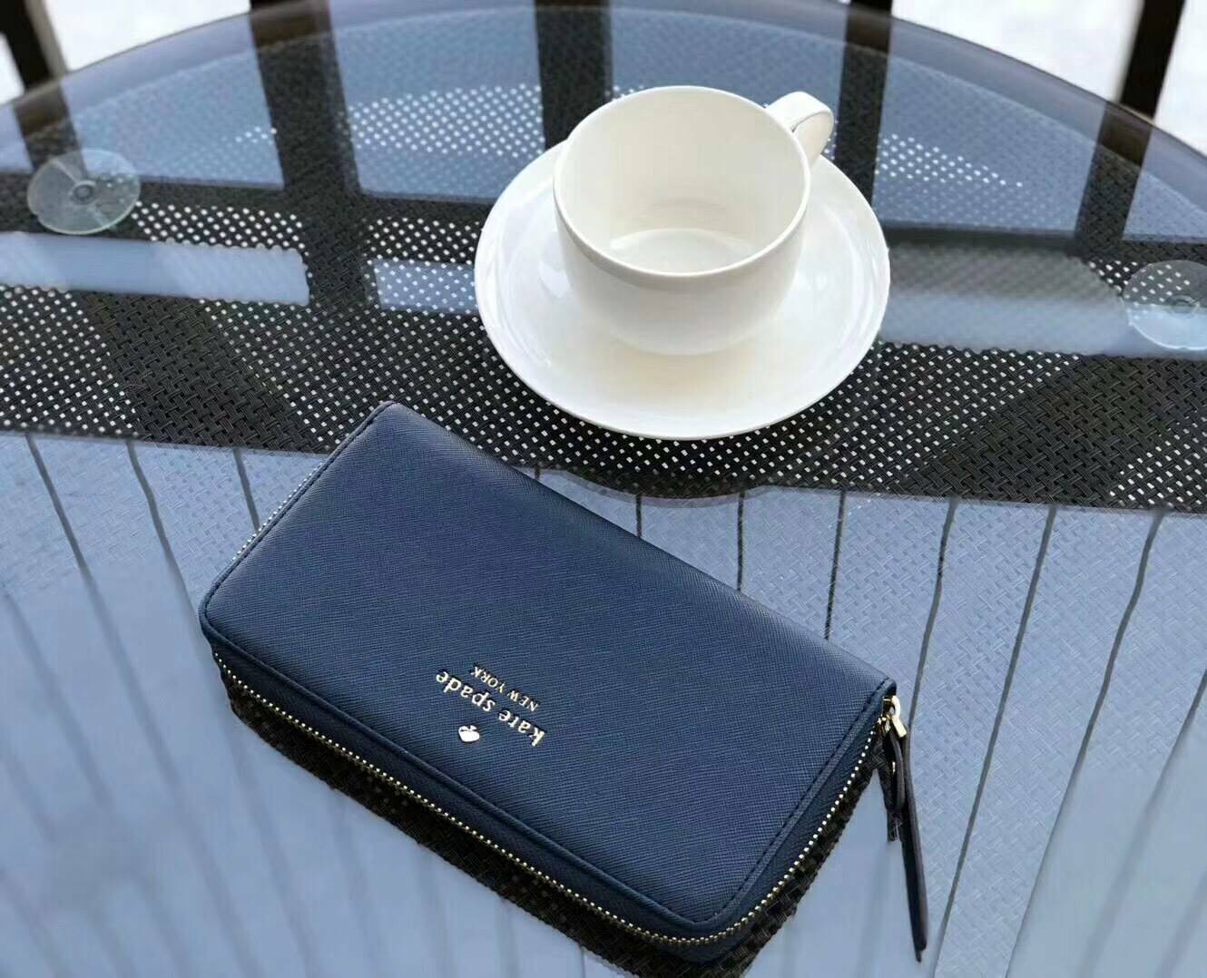 KATE SPADE LONG WALLET กระเป๋าสตางค์ใบยาวรุ่นใหม่ล่าสุดหนัง Saffiano สไตล์ PRADA สวยน่าใช้ ภายในมีช่องซิป1ช่อง และช่องใส่บัตรหลายช่อง ใส่เหรียญ บัตรได้เยอะ ตัวจริงสวยน่าใช้มากค่ะ