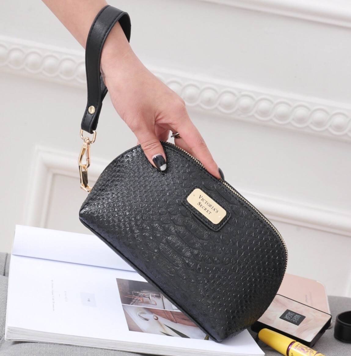 New Arrival Victoria' Secret Pu Croc Bag พร้อมส่งความปัง เหล่าสาวกนางฟ้าไม่ควรพลาดค่ะ กระเป๋าหนังลายจรเข้อยู่ทรงสวยหรู ด้านหน้าติดอะไหล่โลโก้แบร์นหรู เปิดปิดกระเป๋าด้วยซิปคุณภาพดี ด้านในโล่ง มีช่องซิปหนึ่งช่อง ช่องเล็กอีก 2 ช่องค่ะ มาพร้อมสายคล้องมือ