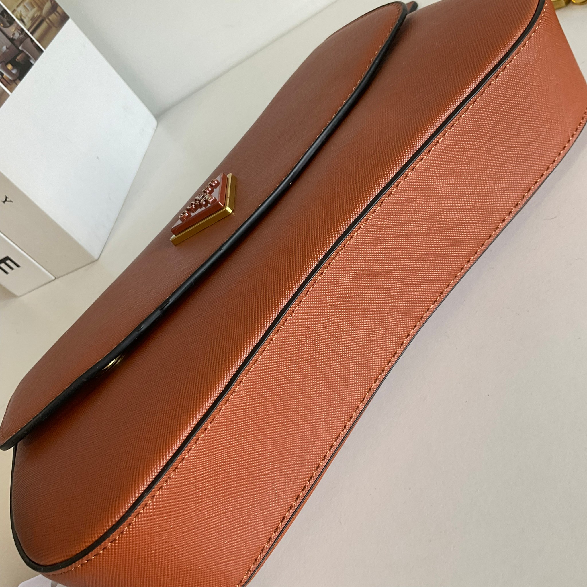 GUESS COLDELIA LOGO FLAP BAG กระเป๋าสะพายไหล่ หนังสวยหรู พิมพ์ลาย อะไหล่ทอง เปิดปิดด้วยกระดุมแม่เหล็ก มีช่องเล็กด้านหน้าหนึ่งช่อง ด้านในใส่กระเป๋าสตางค์ยาว มือถือได้ทุกรุ่น พร้อมช่องซิปแยกให้ มาพร้อมสายสะพายไหล่ปรับและถอดได้ ไอเท็มล่าสุดใบนี้ต้องมีนะคะ