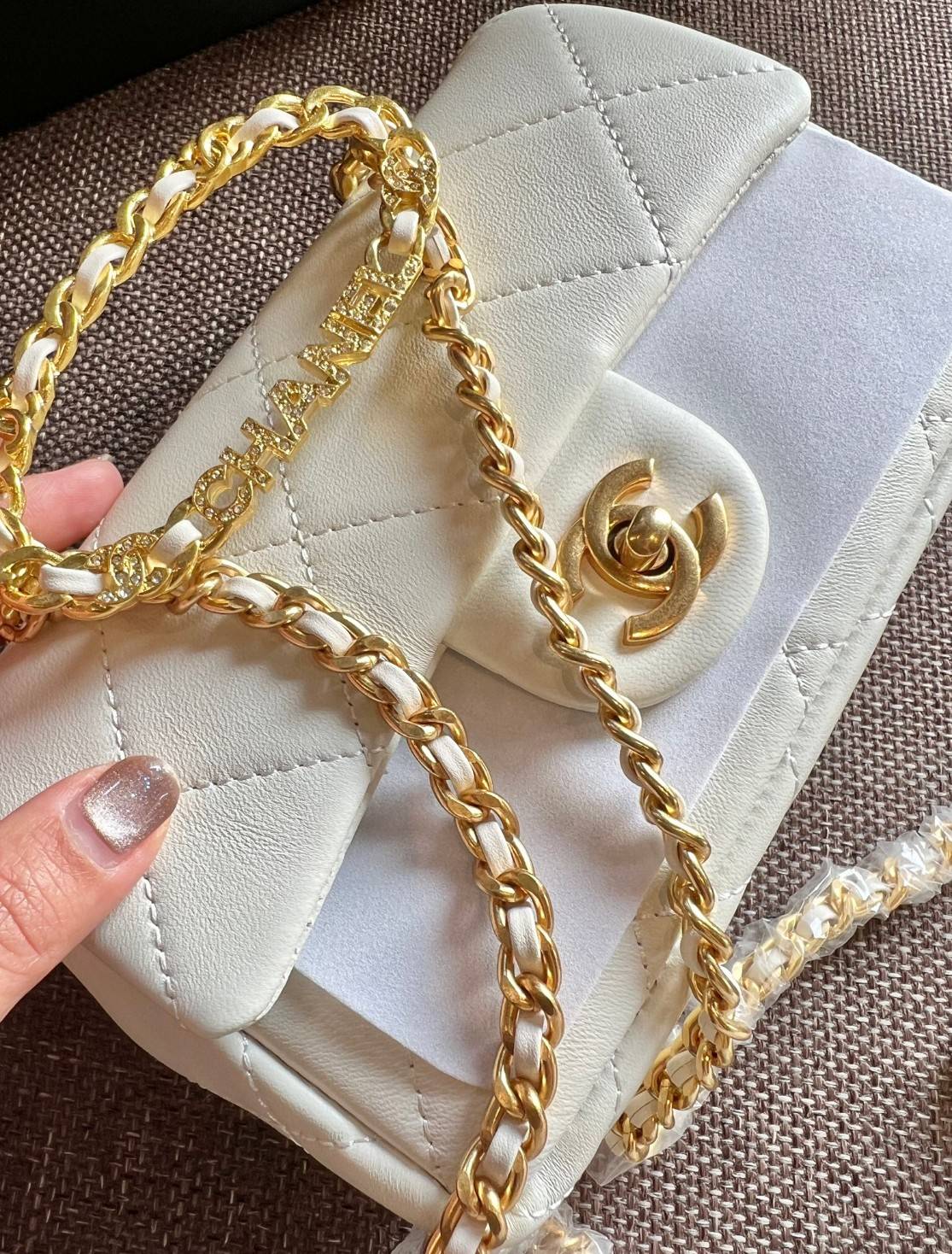 Chanel Small Flap Bag with Top Handle 8" /CHANEL CHAIN SHOULDER BAG กระเป๋าสะพายได้และหิ้วได้ หนังสวย เรียบ สัมผัสนุ่มมือ น่าใช้มากๆ