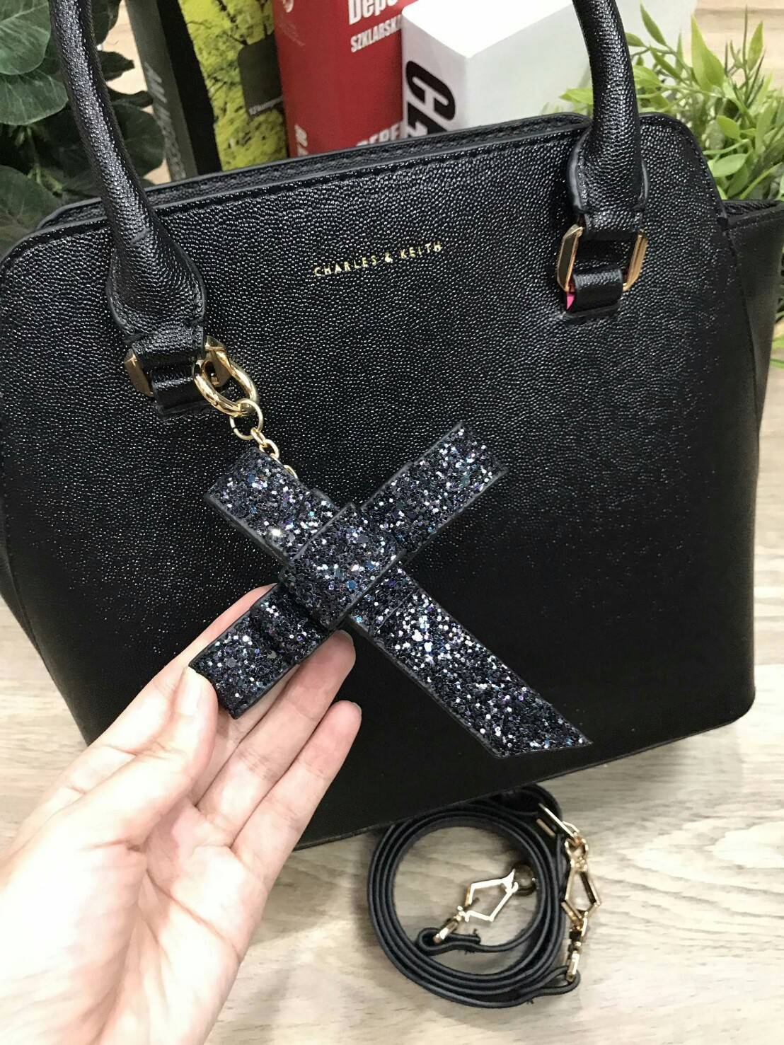 NEW ARRIVAL! CHARLES & KIETH TRAPEZE BAG 2018 กระเป๋าถือหรือสะพายคอลเลคชั่นใหม่ชนช็อปดีไซน์ยอดนิยมวัสดุหนังคาเวียร์อยู่ทรงสวย โดดเด่นที่หูหิ้วประดับพวงกุญแจโบว์ห้อย เปิดปิดด้วยซิปภายในมีช่องซิป หัวซิปปั้มโลโก้ มีหมุดรองฐานกันรอยสี่มุม พร้อมสายสะพายยาวปรับ