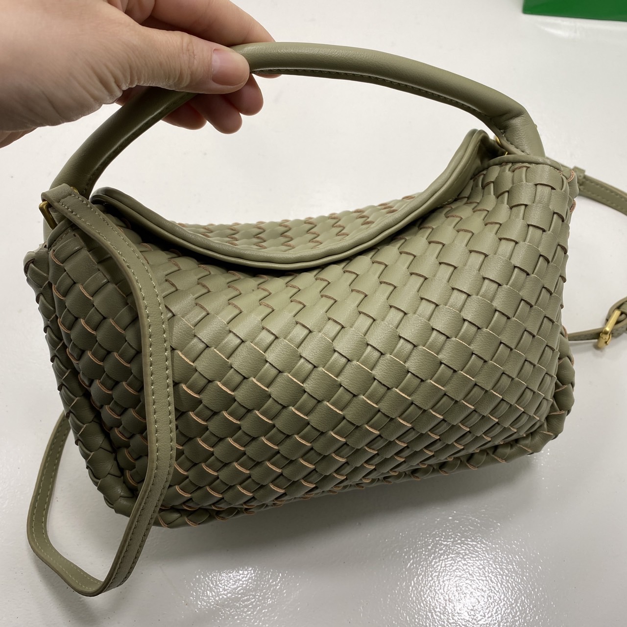 BOTTEGA intrecciato leather Snap Handle Handbag กระเป๋าถือ/สะพาย ดีไซส์สานเป็นเอกลักษณ์ หูจับในตัว หนังสวยงาม เกรดออริ สลับแท้ 1:1 ใช้งานต่างประเทศได้