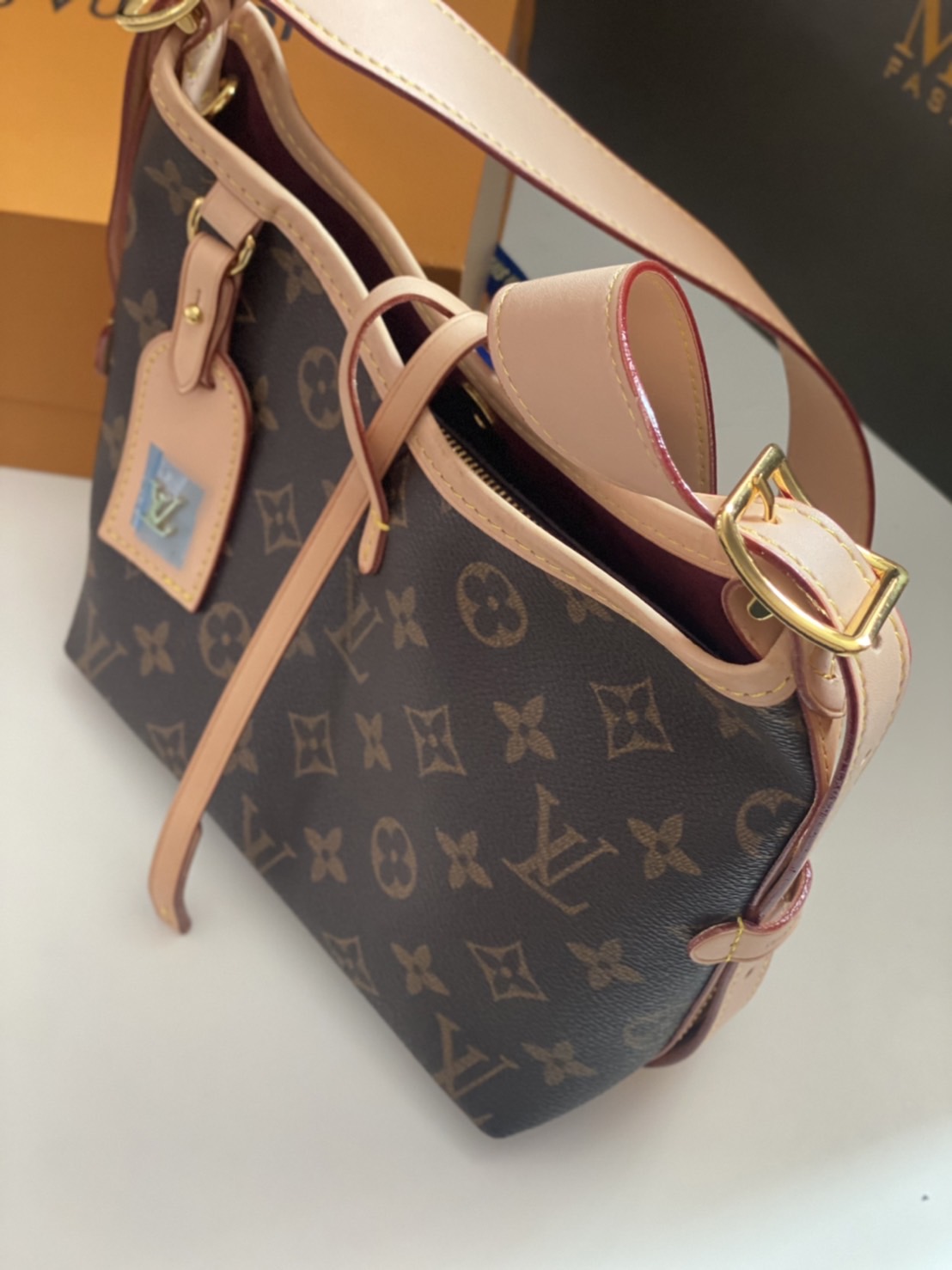 Small 20cm LV CarryAll Monogram / LV HOBO BAG เกรดออริจินอล พร้อมส่งที่ไทย ขนาดใหม่ ไซส์กะทัดรัดน่าใช้ กระเป๋าถือแคนวาสแต่งขอบหนัง ผสานเสน่ห์สวยงามเข้ากับดีไซน์ที่ง่ายต่อการใช้งาน พกพาไปได้ทุกที่