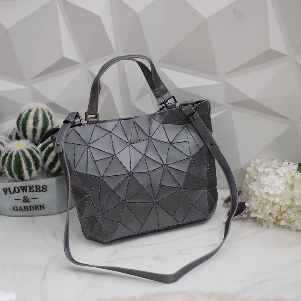 สดใสรับต้นปีกันด้วย กระเป๋าทรงสุดฮิตจากแบรนด์ David Jones อัดลาย Diamond หายาก ใบนี้ มาพร้อมกับน้องกระต่าย Bunny DV diamonds to สีเข้า set กับกระเป๋าคะ กระเป๋า 2in1 ปรับได้ 2 ทรง ตัวกระเป๋าเย็บติด ด้วยแผ่นอคิลิค สุดหรู ดีไซน์เกร๋ **จุดเด่นที่ น้ำหนักเบา ส