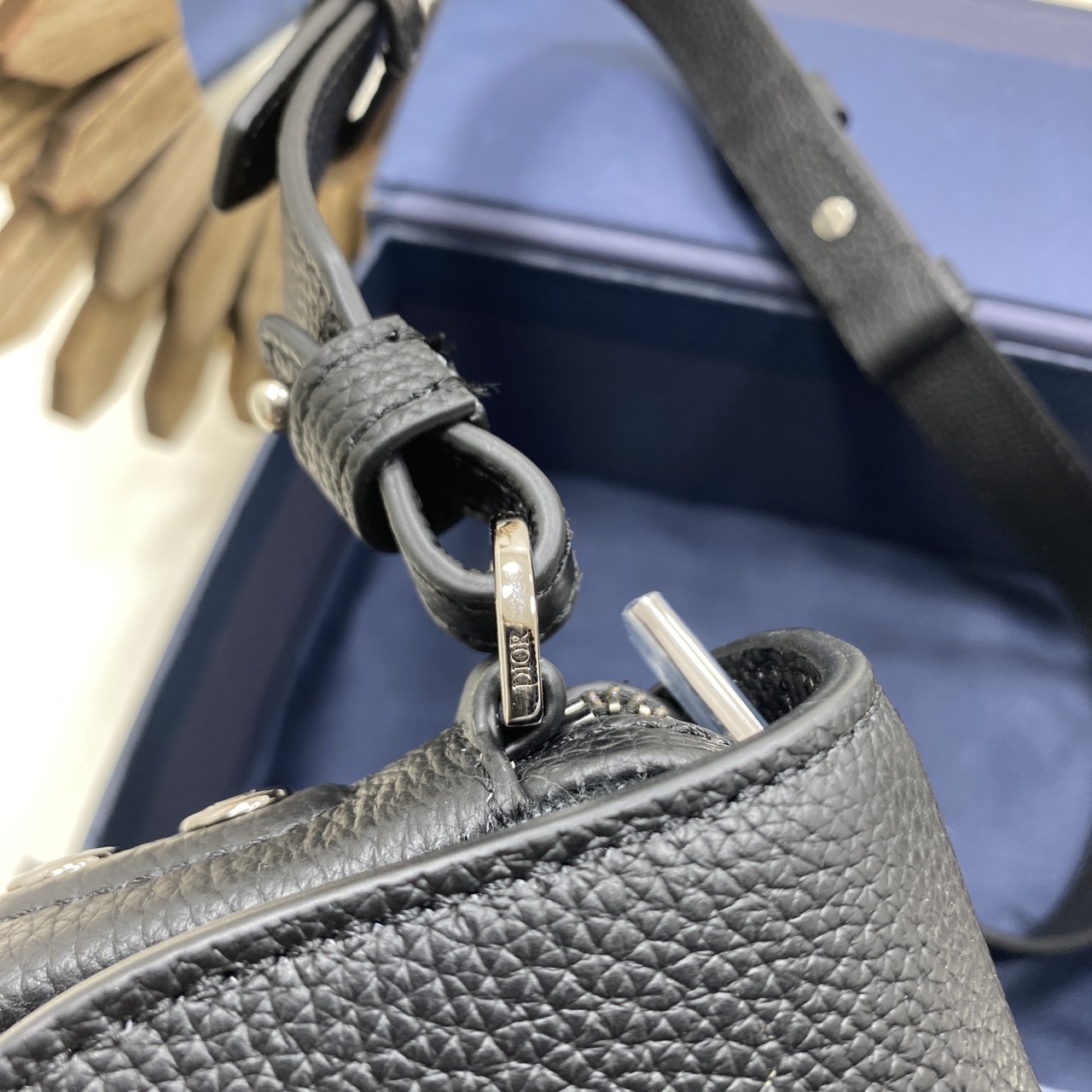 ORI หนังแท้ | DIOR Mini Saddle Bag กระเป๋าสะพาย คาดอก ผ้าแจ็กการ์ดลาย Oblique สีดำ นำเสนอมุมมองใหม่ให้กับดีไซน์ไอคอนิกด้วยรูปทรงที่ทันสมัย