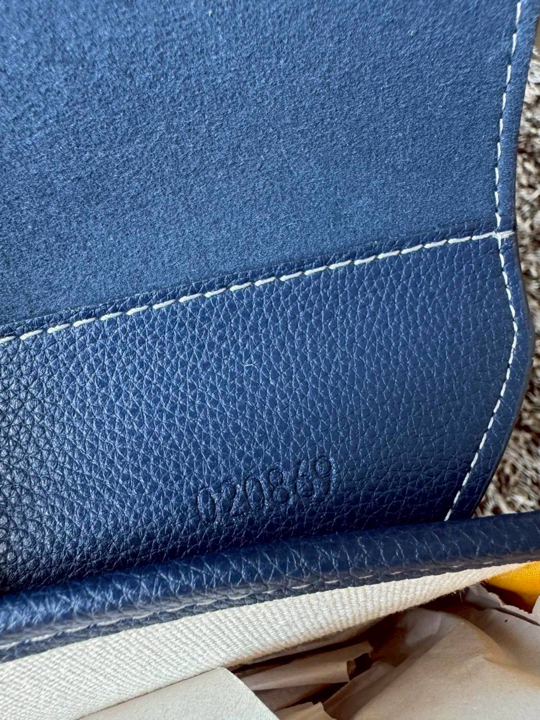 ORI หนังแท้ | Goyard Coursier Messenger bag กระเป๋าทรงแมสเซ็นเจอร์ดีไซน์ใหม่เพรียวบาง น้ําหนักเบากะทัดรัด ภายในมีช่องหลักขนาดใหญ่และกระเป๋า มีช่องด้านหลังสําหรับจัดเก็บสิ่งจําเป็นในชีวิตประจําวัน