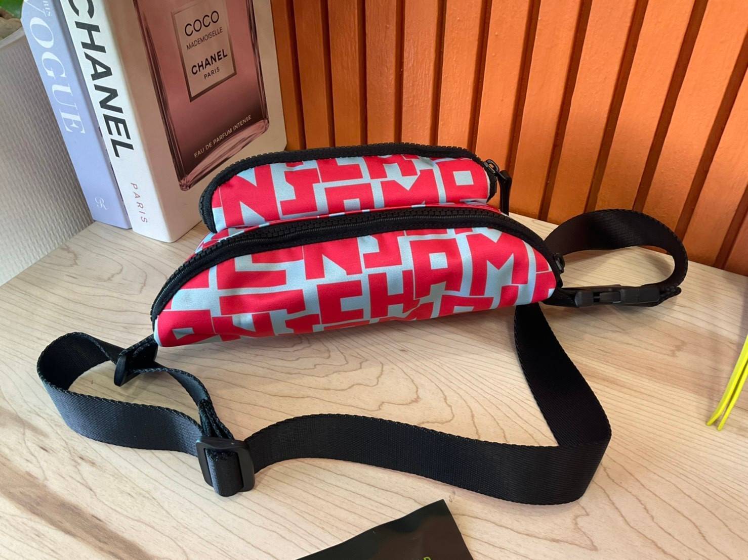 ของแท้ 💯% Longchamp Le Pliage Graphic Nylon Belt Bag กระเป๋า คาดอก / คาดเอว ลายกราฟฟิก วัสดุเนื้อผ้า Nylon Canvas เคลือบกันนำ้ ตัดด้วยหนังแท้ที่มีน้ำหนักเบา มี 2 ช่องซิปสะดวกใช้ ดีไซน์เรียบง่ายแต่เต็มไปด้วยความคลาสสิก ที่จับหัวซิปปั้มแบรนด์ จุของไ