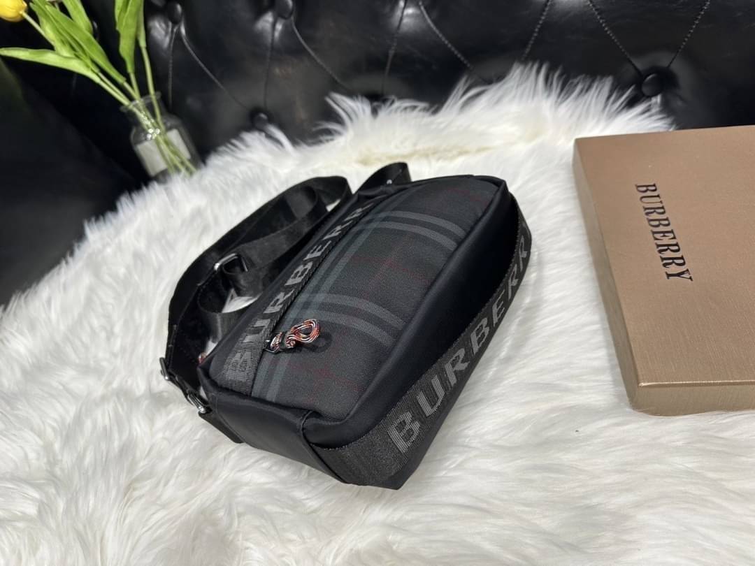 Burberry Positively Conscious logo crossbody bag / BURBERRY FRAGRANCES CROSSBODY BAG 9" วัสดุ Nylon Canvas ทรงเหลี่ยมน้ำหนักเบามีโลโก้แบรนด์คาดด้านหน้า