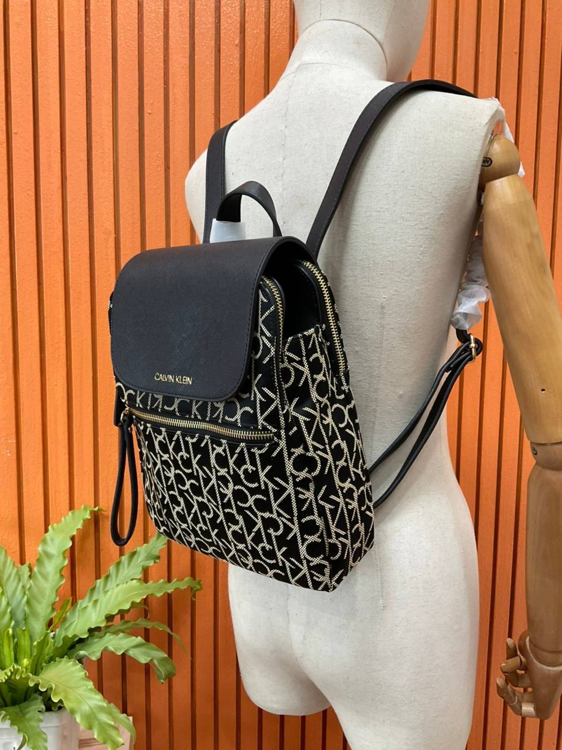 ของแท้ 💯% Elaine Calvin Klein Monogram Small Backpack 💕ของมันต้องมี สวยหรูดูแพงมาก สำหรับรุ่นนี้ และมีฟังชั่นช่องการใช้งานที่มากที่สุด!!! 💕 กระเป๋าสะพายเป้รุ่นใหม่ชนช้อป รุ่นยอดนิยม