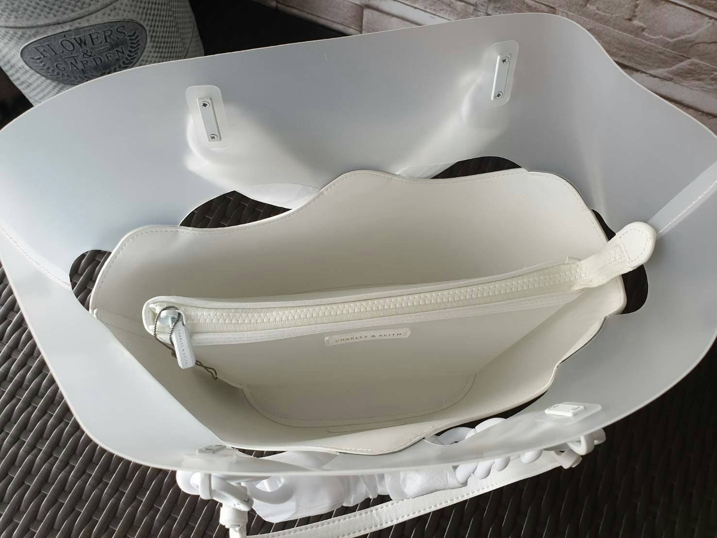 CHARLES & KEITH รุ่น CHUNKY CHAIN TOTE BAG CK2-30270180_MOSS ราคาปกติช้อป ( ฿3,390.00 ) ซื้อ 1 ได้ถึง 2 ใบ รุ่นใหม่ชนช้อป กระเป๋าทรง Tote สีสวยสุดคลาสสิค วัสดุ PVC มาพร้อมใบลูก ภายในโล่ง สายสุดเก๋ มี 2 สาย สายสะพายไหล่ ถอดออกได้ (สายยาวสาวอวบ/ อ้วน ก็เอาอ