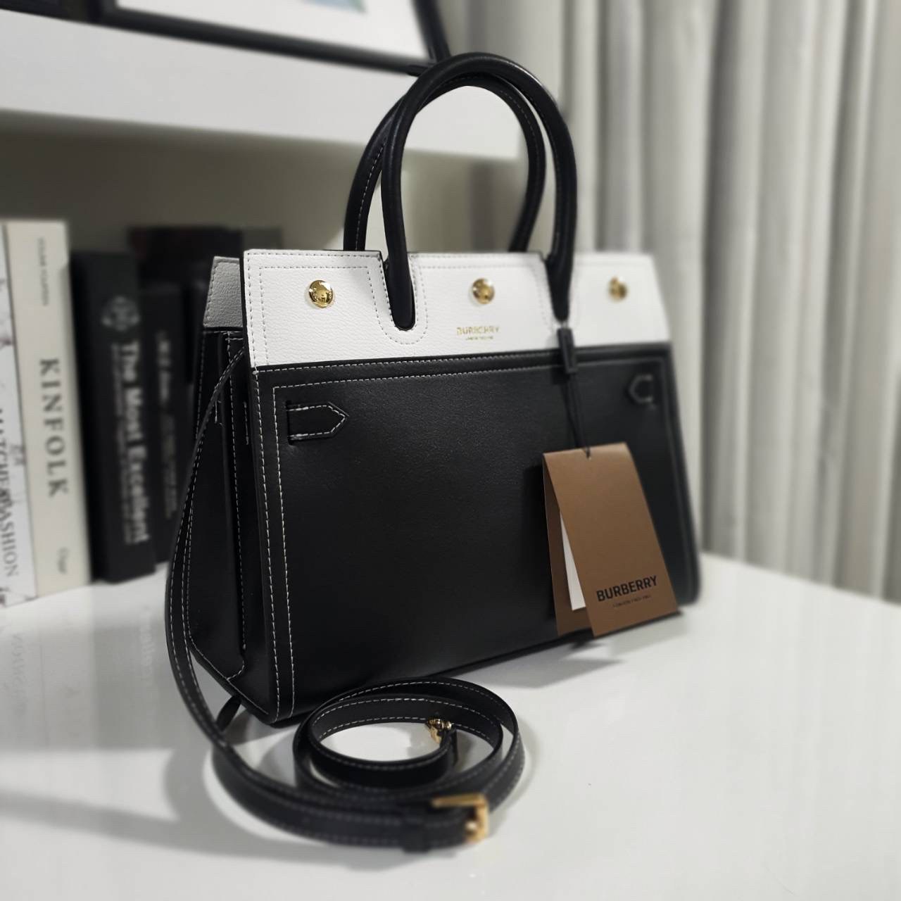 Burberry Small Leather Two-handle Title Bag In Black BURBERRY FRAGRANCES CROSSBODY BAG VIP GIFT WITH PURCHASE (GWP) พรีเมี่ยมกิ๊ฟ Limited Edition จาก BURBERRY PERFUME วัสดุ Geniune Leather ทรงเหลี่ยม TwoTone ดีไซน์สวยอยู่ทรง ด้านหน้ามีช่องใส่ของ ภายในโล่ง