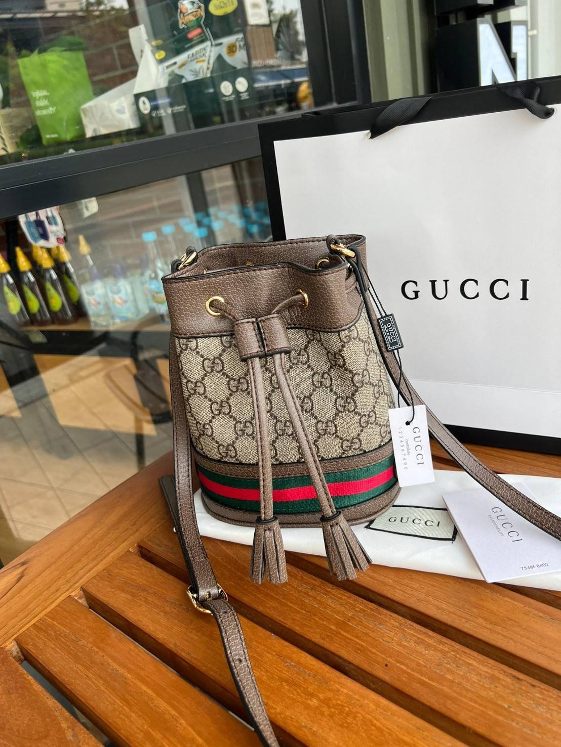 GUCCI Ophidia mini small GG bucket bag กระเป๋าถือหรือสะพายข้าง ขนาดเล็ก ทรงขนมจีบ วัสดุผ้าใบ+หนังแท้ พร้อมแถบลายทางสีเขียวและสีแดงด้านล่าง ด้านในโล่ง มี1ช่องเล็ก สายยาวถอดสายไม่ได้ ปรับระดับได้ ใบนี้เรียบหรูดูดีสุดๆไม่ควรพลาดค่า