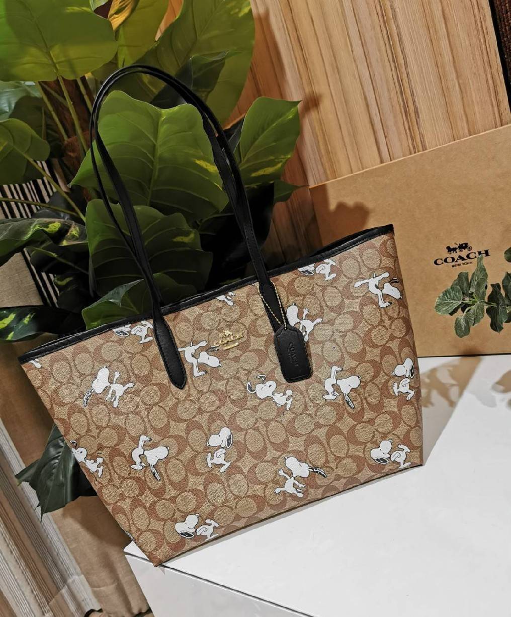 COACH FACTORY TOTE IN SIGNATURE LEATHER BAG X SNOOPY COLLECTION กระเป๋าสะพายคอลเลคชั่นสุดพิเศษจาก Coach Factory วัสดุ Signature refined calf leather หนังแท้ลายแบรนด์ คอลเลคชั่น Snoopy เทคเจอร์สวยอยู่ทรงดีไซน์ยอดนิยมด้านหน้ามีโลโก้ ภายในมีโลโก้กว้างและจุสุ