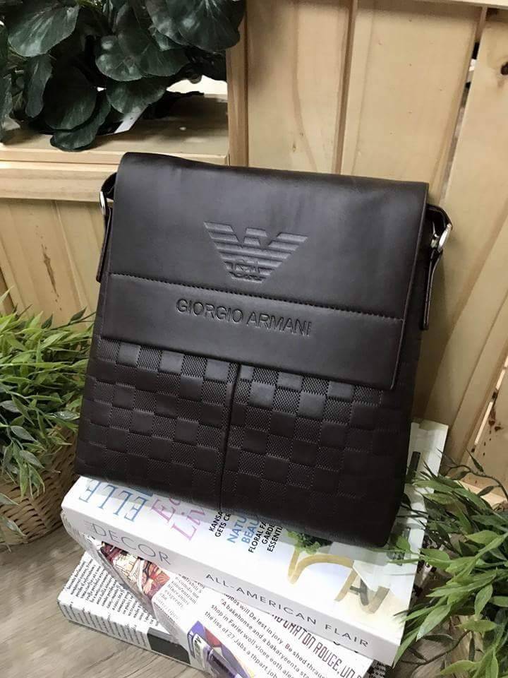 GIORGIO ARMANI CROSSBODY BAG Limited Edition จาก GIORGIO ARMANI JEANS เปิดปิดด้วยฝาปิดแม่เหล็กพร้อมซิปสะดวกใช้ ด้านหน้า ปั๊มโลโก้ และมีช่องใส่ของ ด้านหลังมีช่องซิป ขนาด กำลังดี น้ำหนักเบา กันน้ำ ใส่ ipad, กระเป๋าสตางค์ใบยาว, กล้อง, มือถือ และของใช้ได้เยอะ