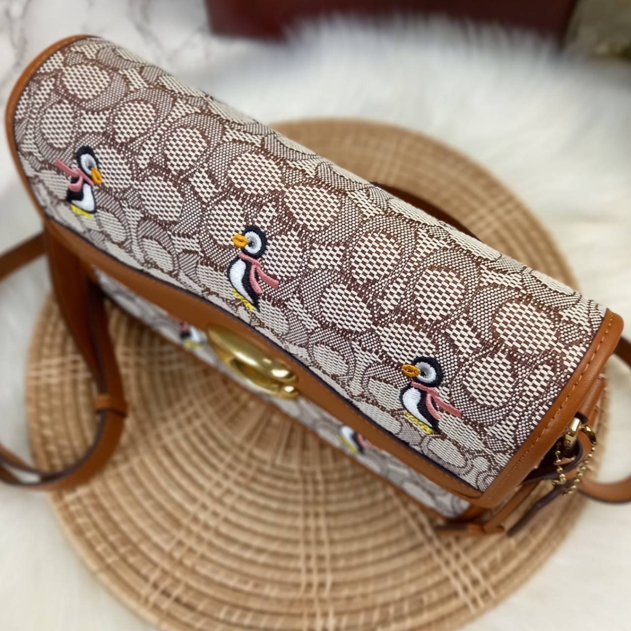 COACH STUDIO SHOULDER BAG IN SIGNATURE JACQUARD WITH PENGUIN MOTIF (C7935) กระเป๋าสะพาย ดีไซน์เฉียบ! สุดคลาสสิค ที่เป็นเอกลักษณ์เฉพาะตัว//วัสดุ JACQUARD พิมพ์ลาย SIGNATURE ผสมหนังแท้ รูปทรงสวย ดีเทลเรียบหรู เพิ่มดีไซน์โดดเด่น ด้วยการปักเย็บ รูปเพนกวินสุดน