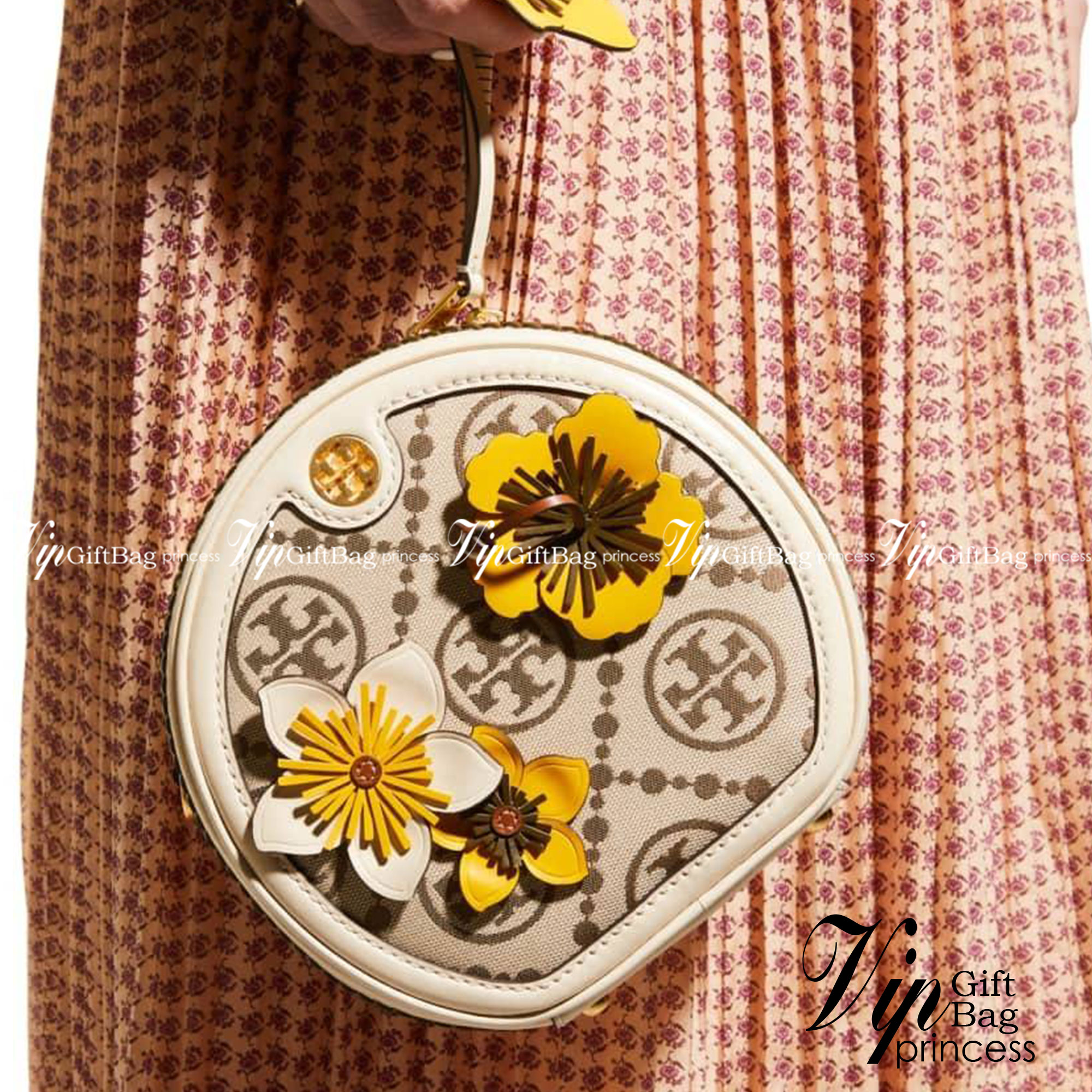 TORY BURCH T MONOGRAM FLORAL MOON CROSSBODY BAG คอลเลคชั่นใหม่ น่ารักให้ใจไปเลย กับประเป๋าสะพายทรงสวย ดีไซน์ใหม่ล่าสุด สไตล์งานคราฟ มีลูกเล่นประดับดอกไม้