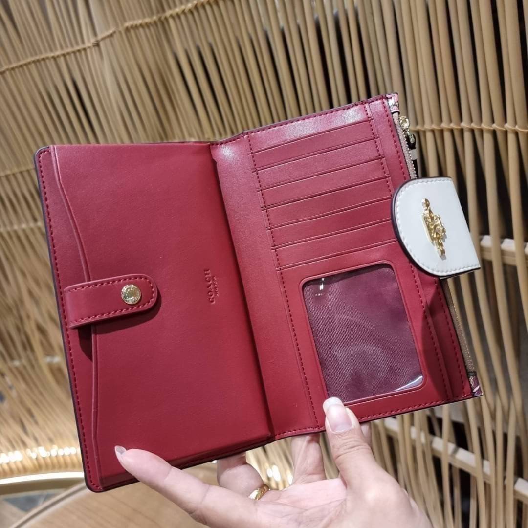 COACH C3371 TECH PHONE WALLET WITH SPACED WILDFLOWER ดีไซน์ใหม่ คอลเลคชั่นสวยหรู กระเป๋าสตางค์พร้อมสายคล้องมือ ง่ายต่อชีวิตมากจ้า!! มันดีอะไรเบอร์นี้ ใส่ได้ทั้งบัตร และโทรศัพท์ก็ใส่ได้ทุกรุ่น แถมยังมีช่องซิปแยกไปอีก ช่องเยอะไม่ต้องห่วงจริงๆ วัสดุหนังแคนวา