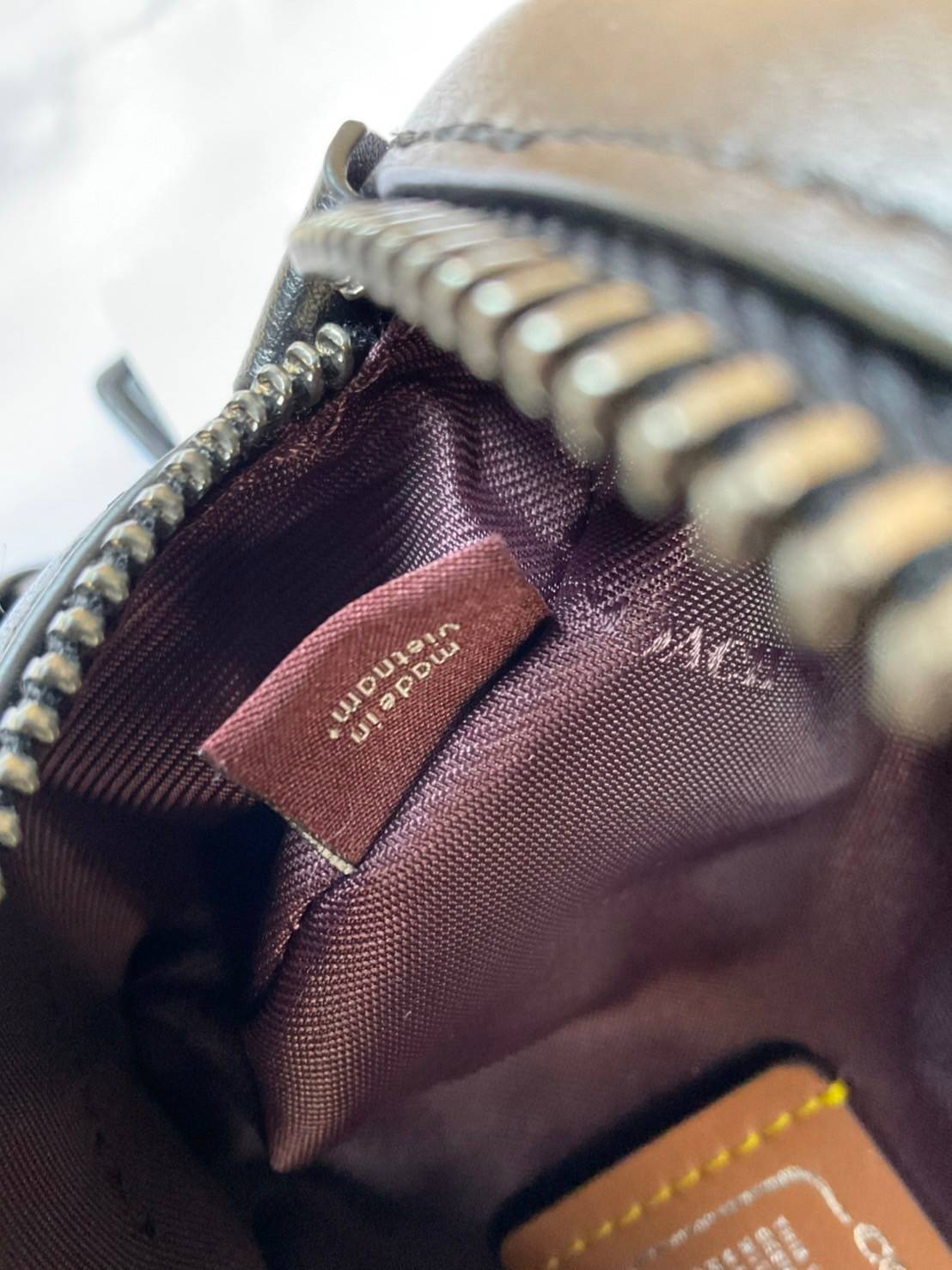 COACH SELENA BELT BAG WITH BUNNY (39315 Pink) / (39316 Black) กระเป๋าสะพาย/คาดอก/คาดเอว รุ่น Limited Edition น่ารักมาก💕 วัสดุหนังแท้ หนังนิ่มอยู่ทรง เปิด-ปิด ด้วยซิป ใส่ Iphone+ กระเป๋าสตางค์ใบสั้น ใส่ของจุกจิกได้ ด้านหลังมีอีก 1 ช่องซิป สายปรับระ